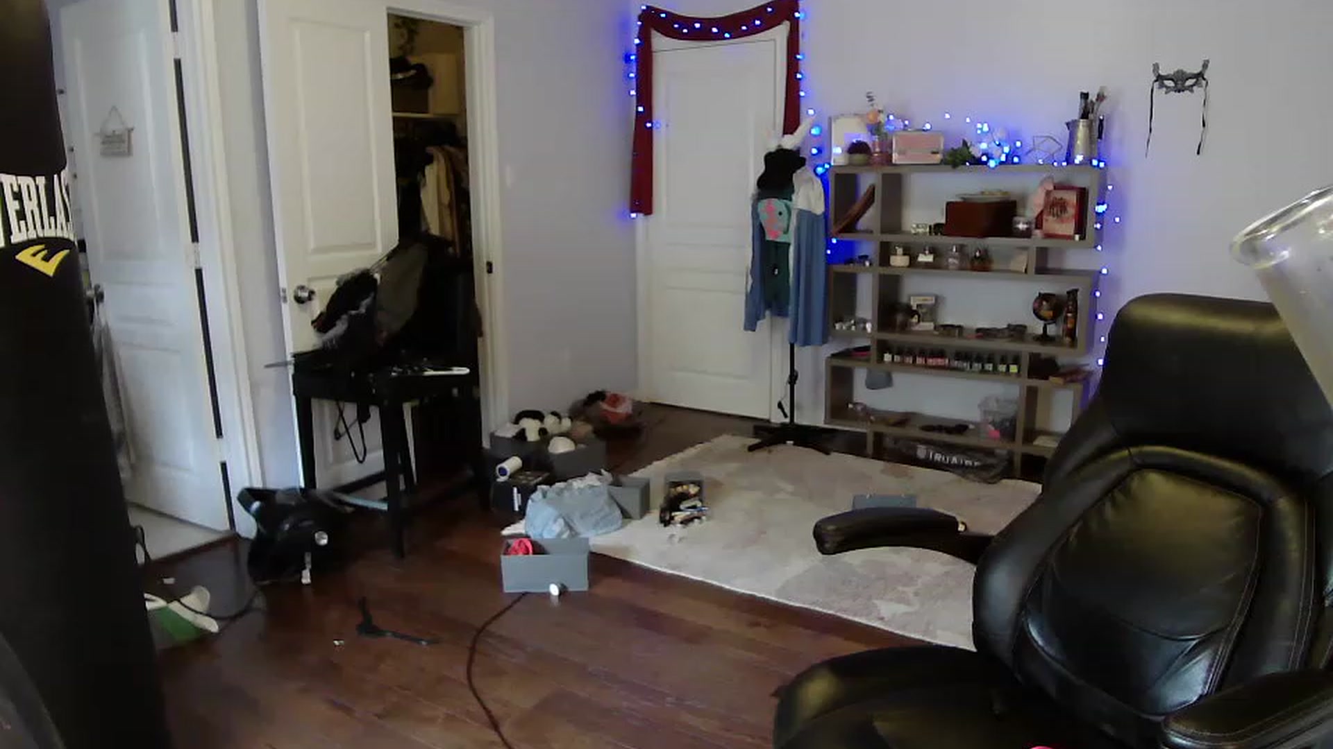Gallery image thumbnail from Bunnydathug's myfreecams stream on, 04/15/2023, 18:01 image 3 of 20