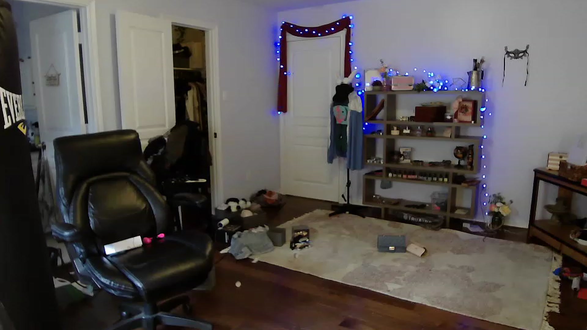 Gallery image thumbnail from Bunnydathug's myfreecams stream on, 04/15/2023, 18:01 image 15 of 20