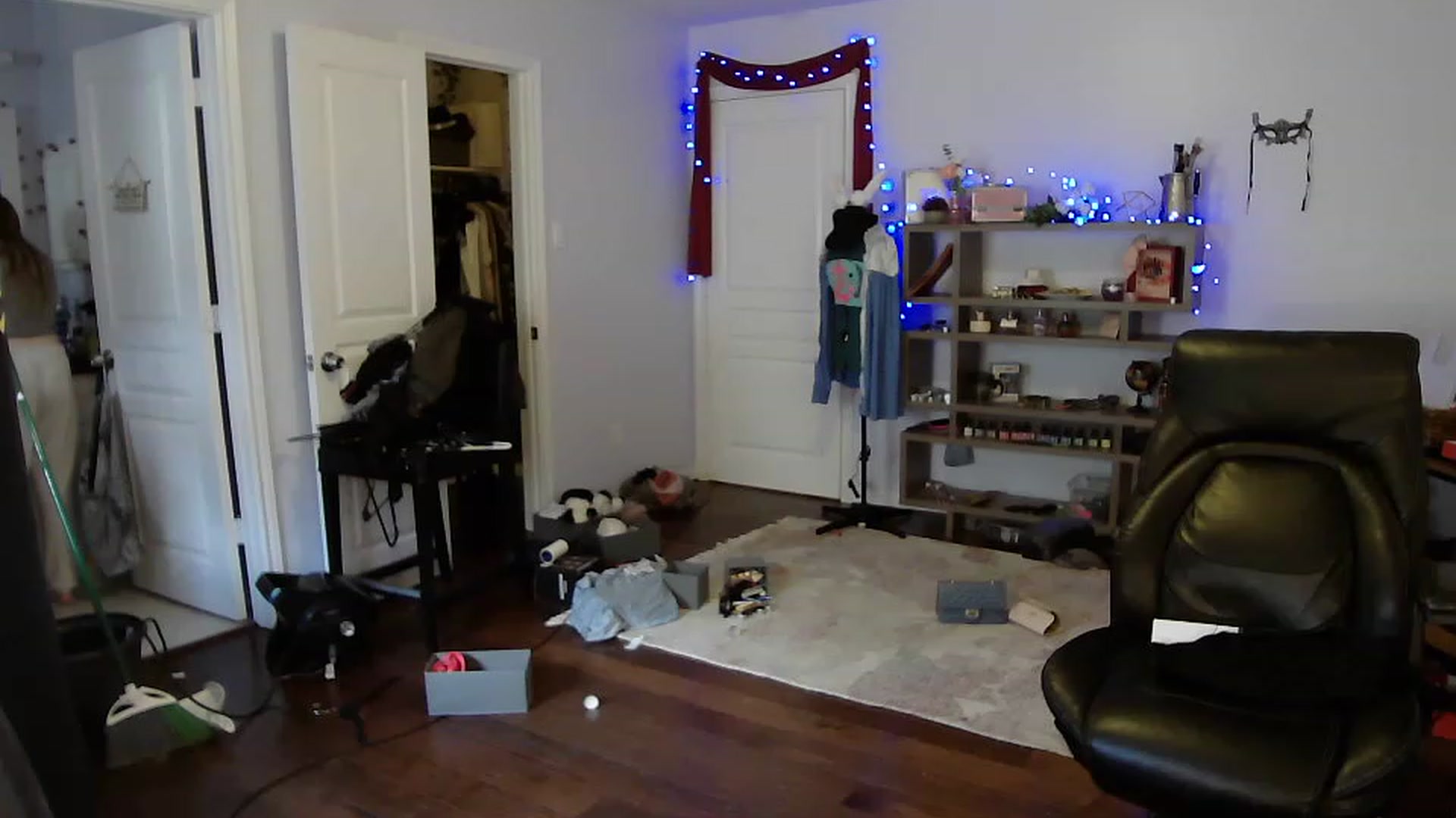 Gallery image thumbnail from Bunnydathug's myfreecams stream on, 04/15/2023, 19:43 image 3 of 20