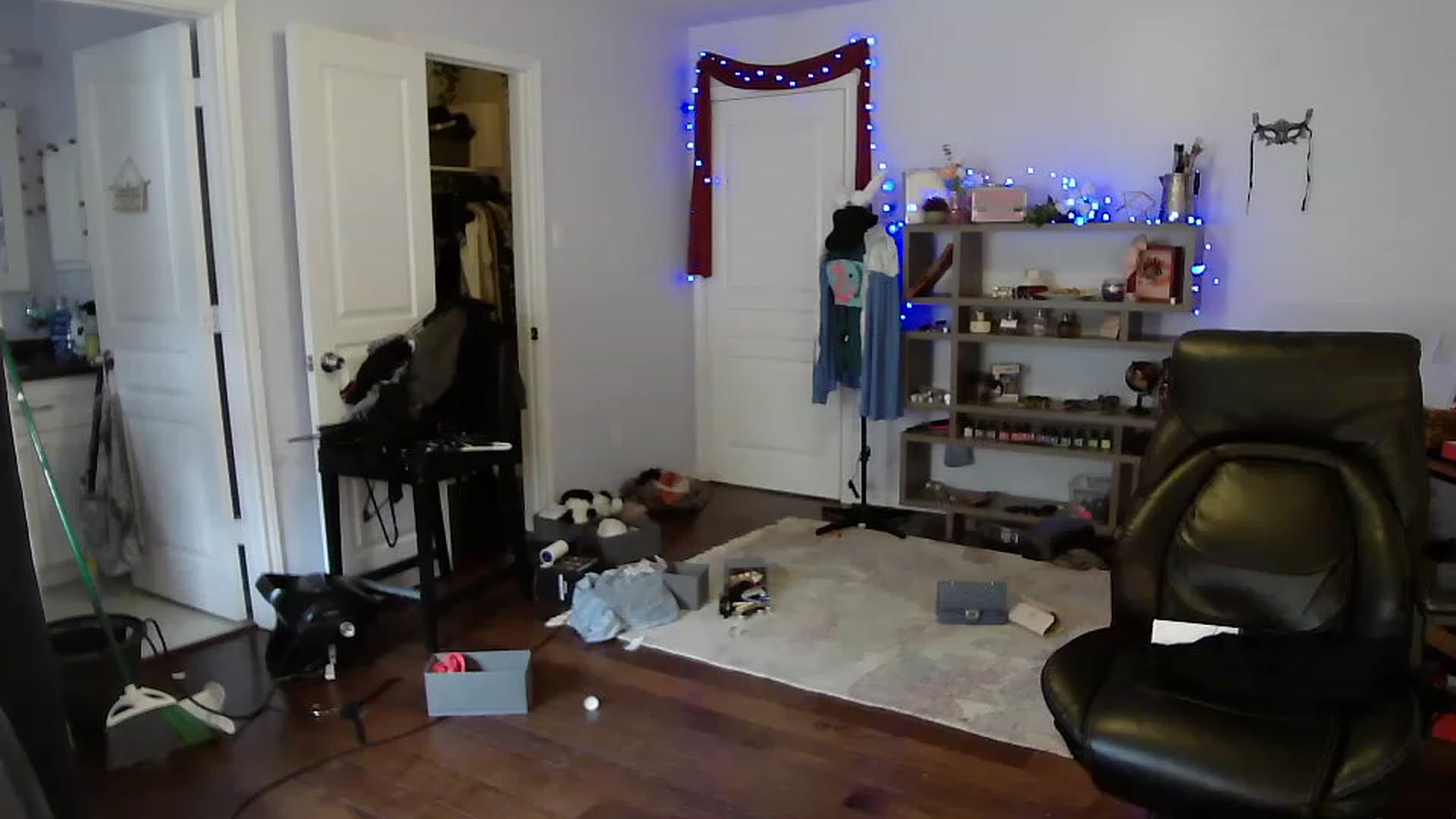 Gallery image thumbnail from Bunnydathug's myfreecams stream on, 04/15/2023, 19:43 image 2 of 20