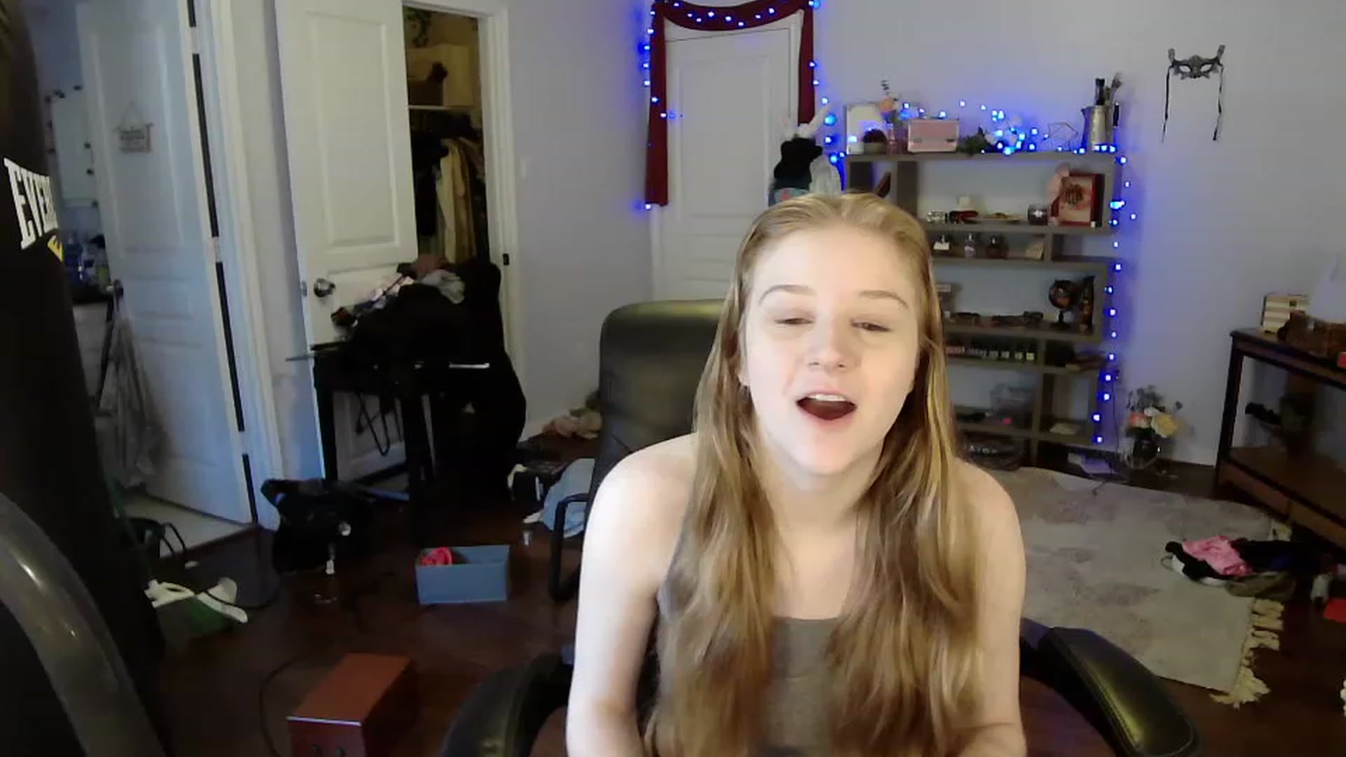 Gallery image thumbnail from Bunnydathug's myfreecams stream on, 04/16/2023, 17:37 image 2 of 20
