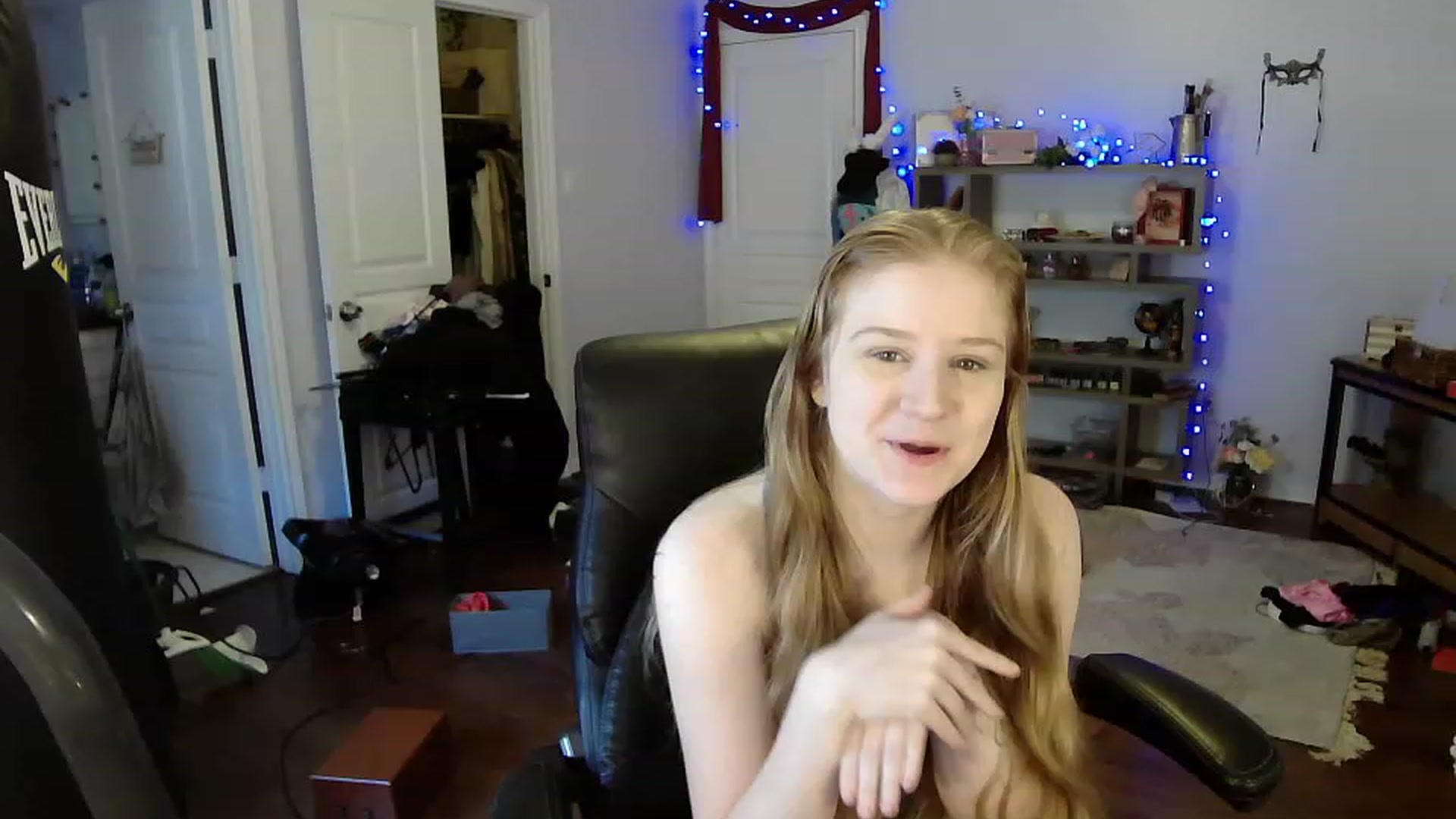 Gallery image thumbnail from Bunnydathug's myfreecams stream on, 04/16/2023, 17:37 image 1 of 20