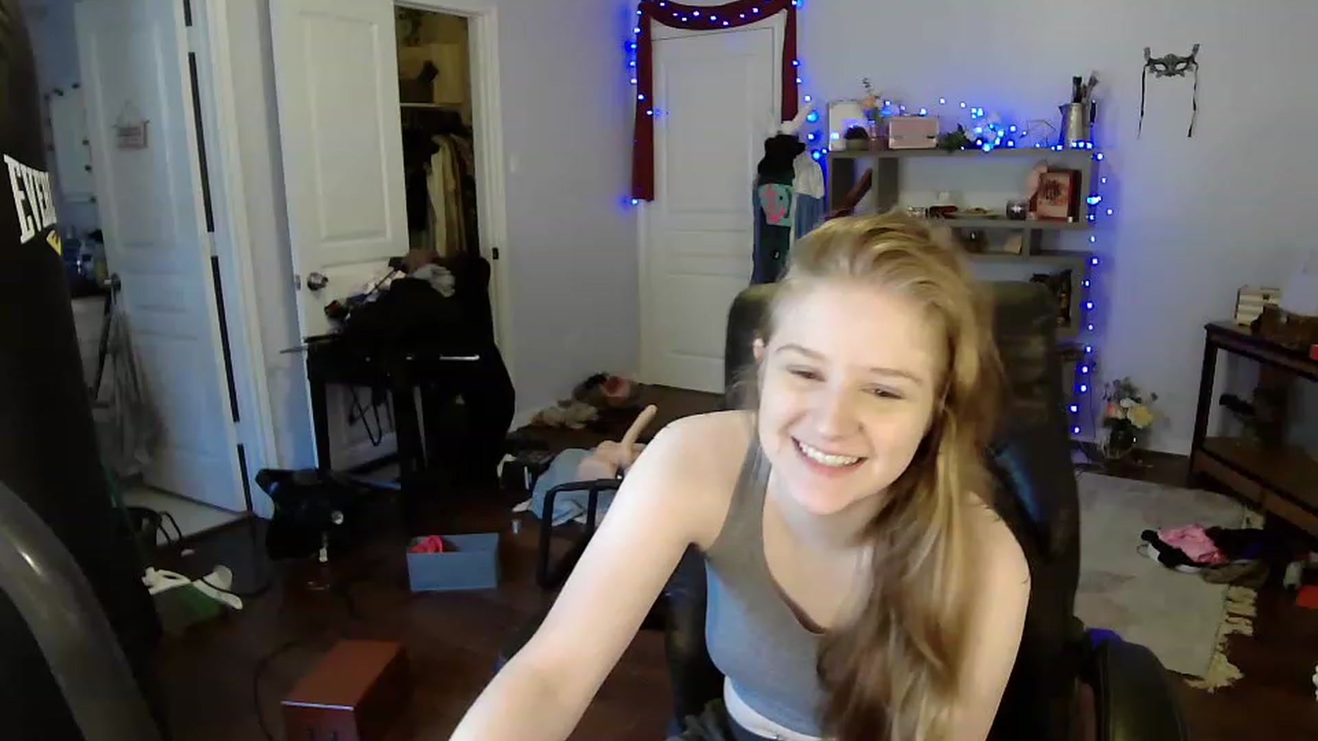 Gallery image thumbnail from Bunnydathug's myfreecams stream on, 04/16/2023, 17:37 image 3 of 20