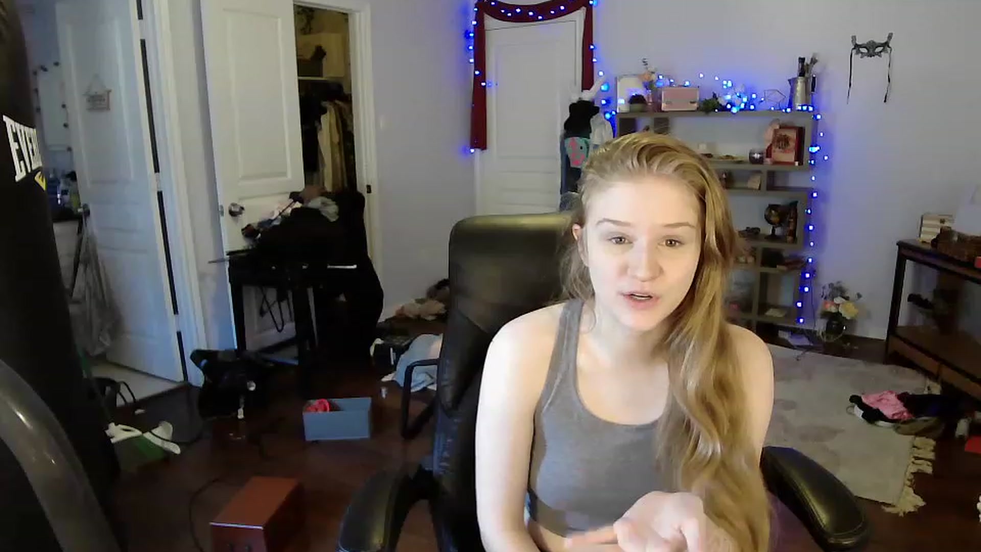 Gallery image thumbnail from Bunnydathug's myfreecams stream on, 04/16/2023, 17:37 image 4 of 20