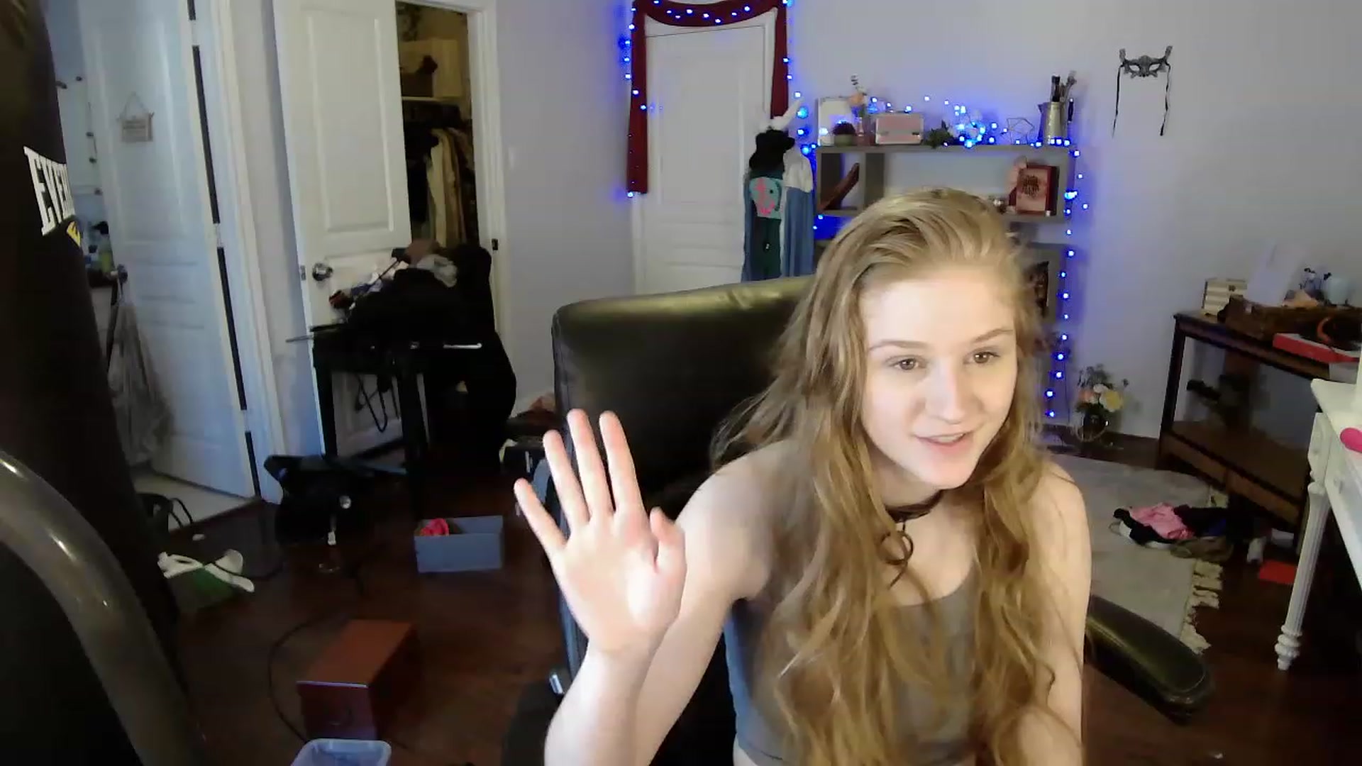 Gallery image thumbnail from Bunnydathug's myfreecams stream on, 04/16/2023, 20:36 image 8 of 20