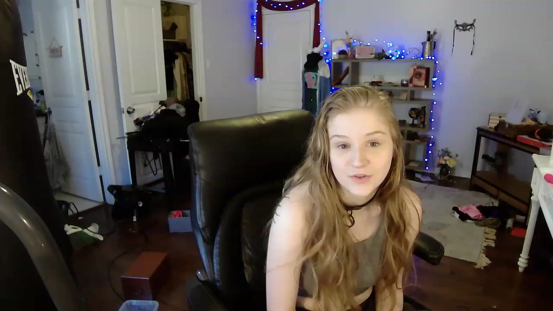 Gallery image thumbnail from Bunnydathug's myfreecams stream on, 04/16/2023, 20:36 image 7 of 20