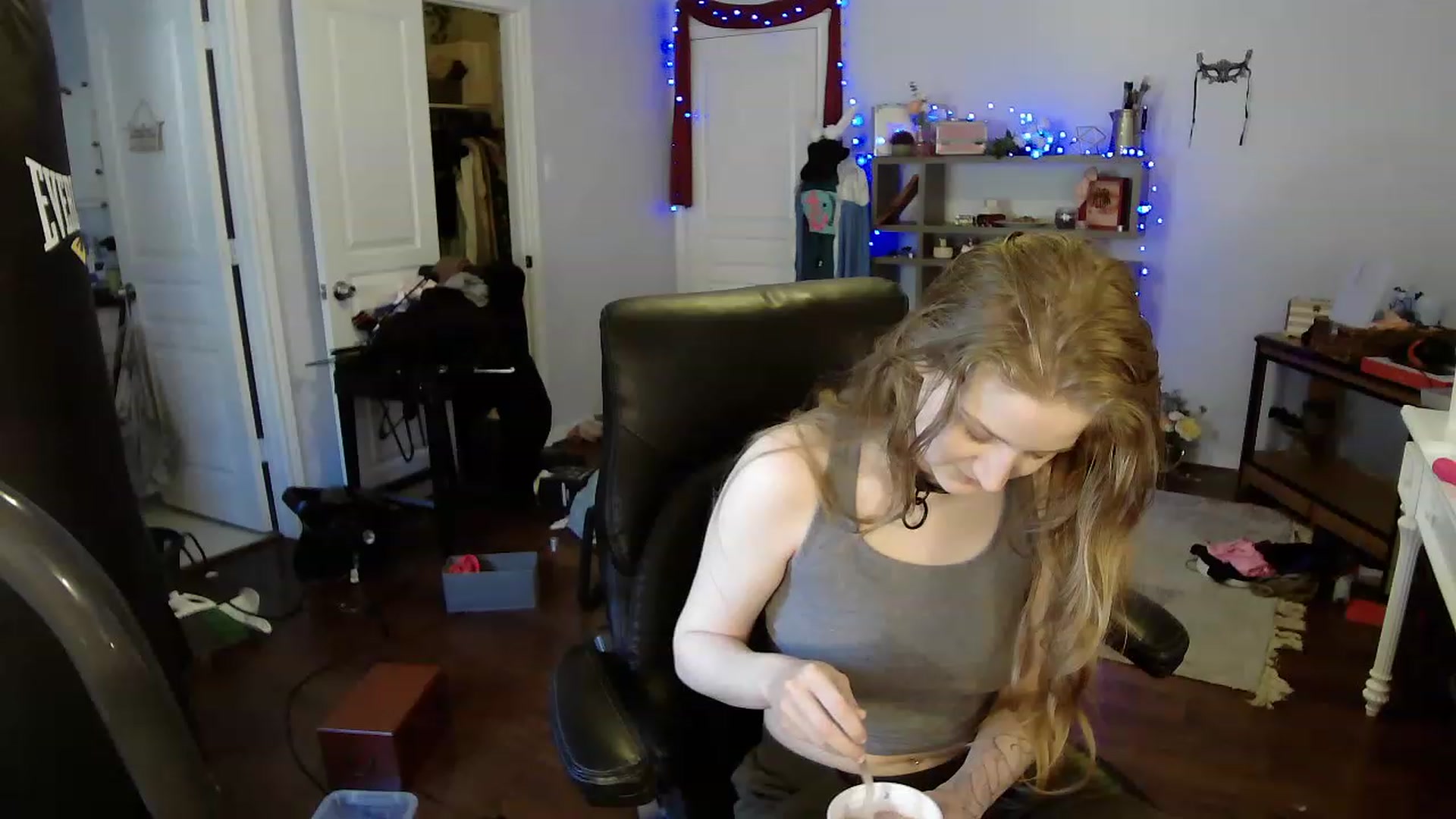 Gallery image thumbnail from Bunnydathug's myfreecams stream on, 04/16/2023, 20:36 image 6 of 20
