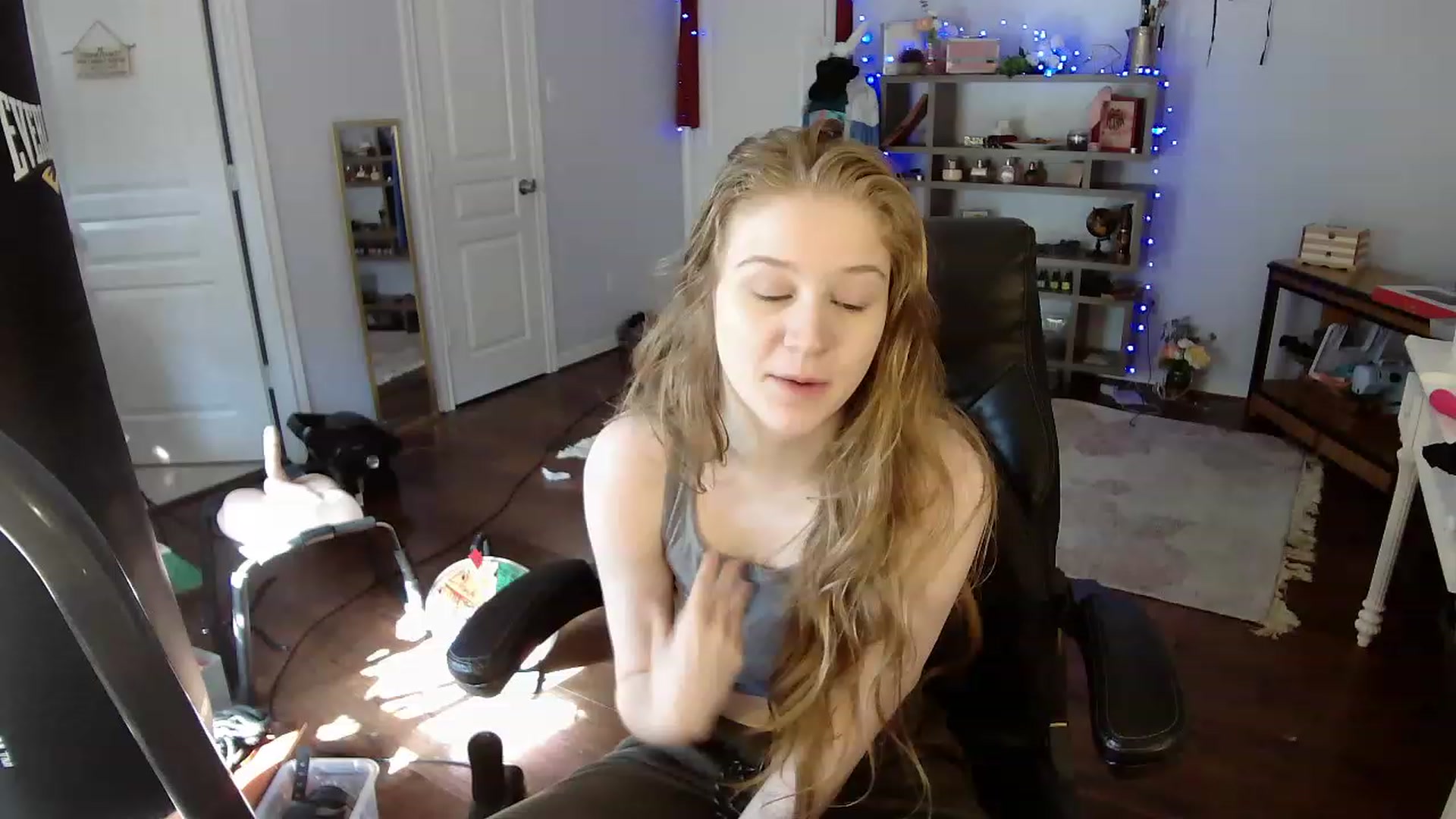 Gallery image thumbnail from Bunnydathug's myfreecams stream on, 04/17/2023, 15:10 image 9 of 20
