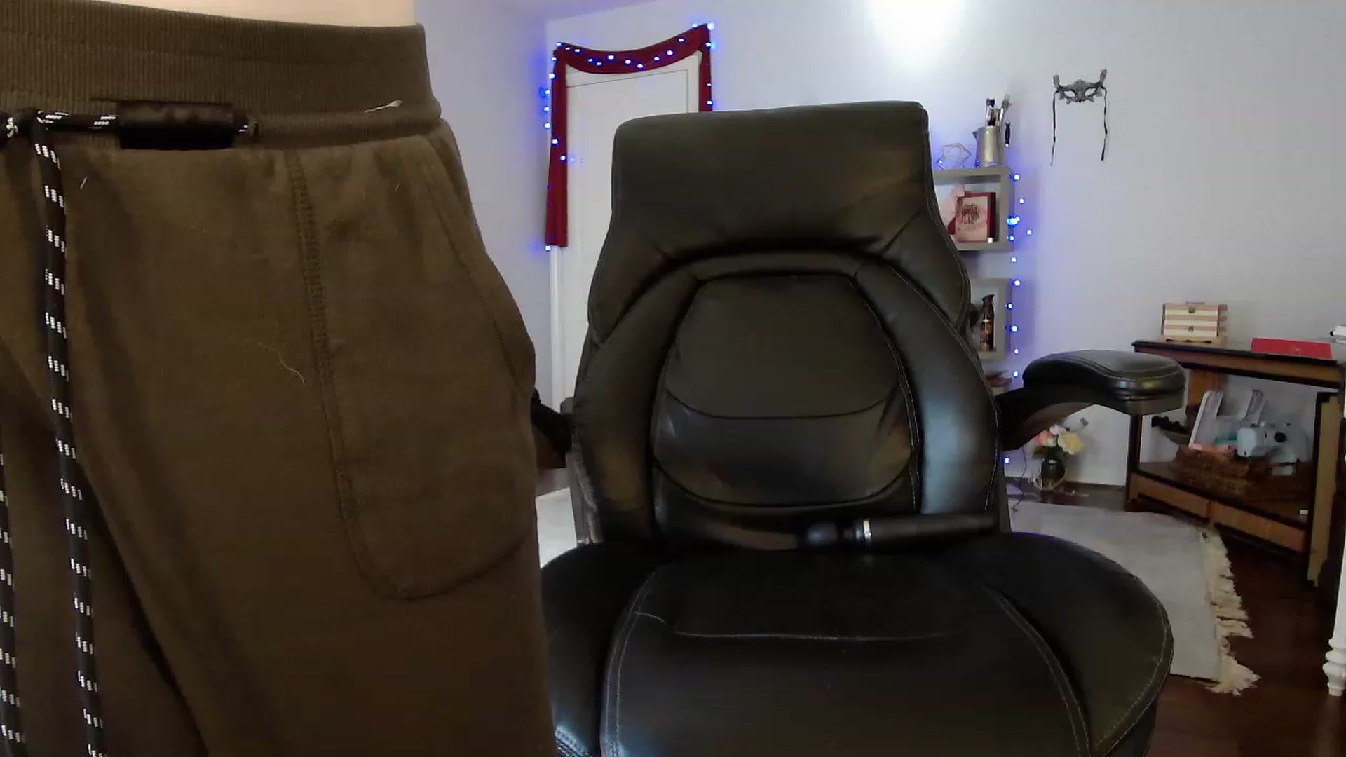 Gallery image thumbnail from Bunnydathug's myfreecams stream on, 04/17/2023, 15:10 image 8 of 20