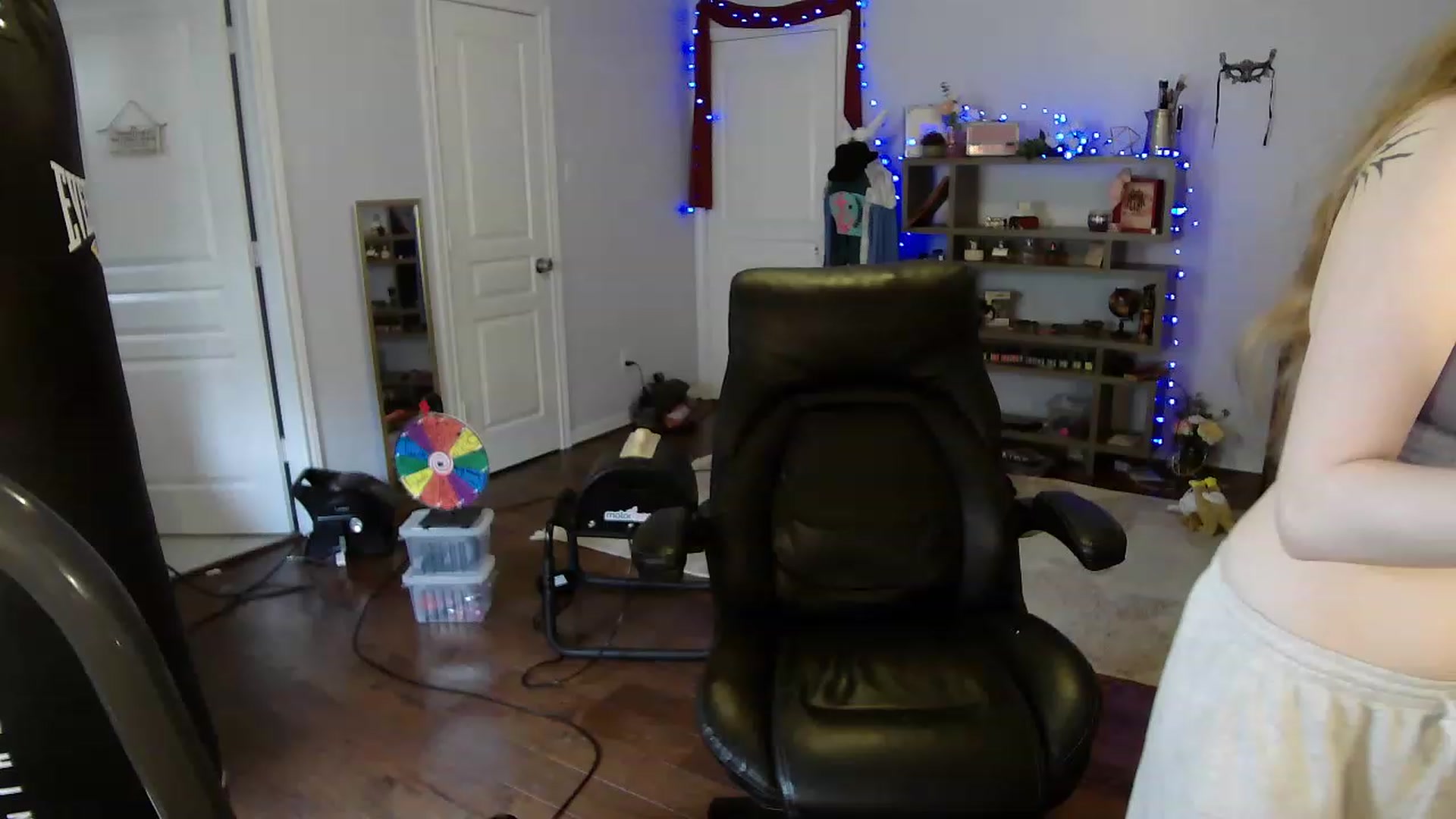 Gallery image thumbnail from Bunnydathug's myfreecams stream on, 04/18/2023, 21:04 image 16 of 20