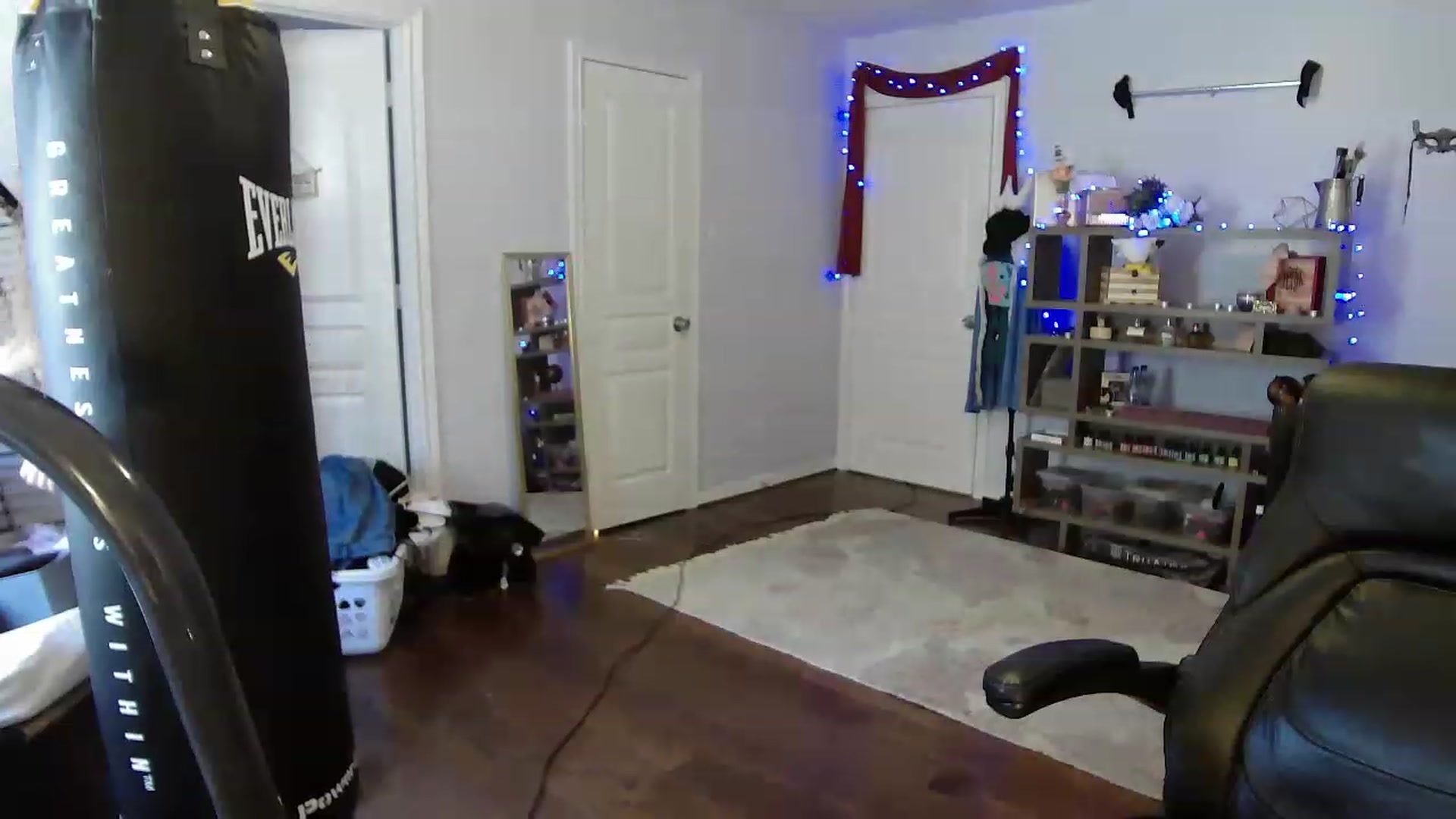 Gallery image thumbnail from Bunnydathug's myfreecams stream on, 05/03/2023, 19:23 image 17 of 20