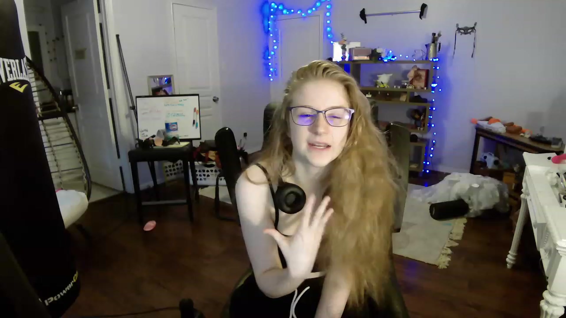 Gallery image thumbnail from Bunnydathug's myfreecams stream on, 05/13/2023, 15:27 image 3 of 20
