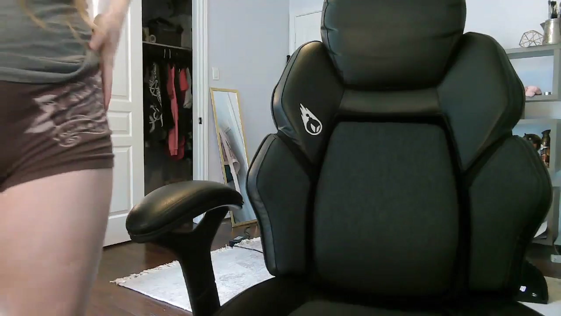 Gallery image thumbnail from Bunnydathug's myfreecams stream on, 09/17/2023, 16:00 image 19 of 20