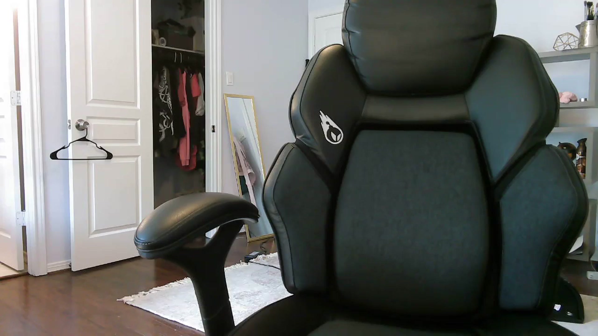 Gallery image thumbnail from Bunnydathug's myfreecams stream on, 09/17/2023, 16:00 image 13 of 20