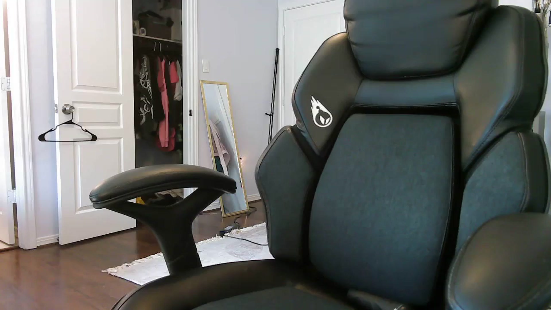 Gallery image thumbnail from Bunnydathug's myfreecams stream on, 09/17/2023, 17:43 image 1 of 20