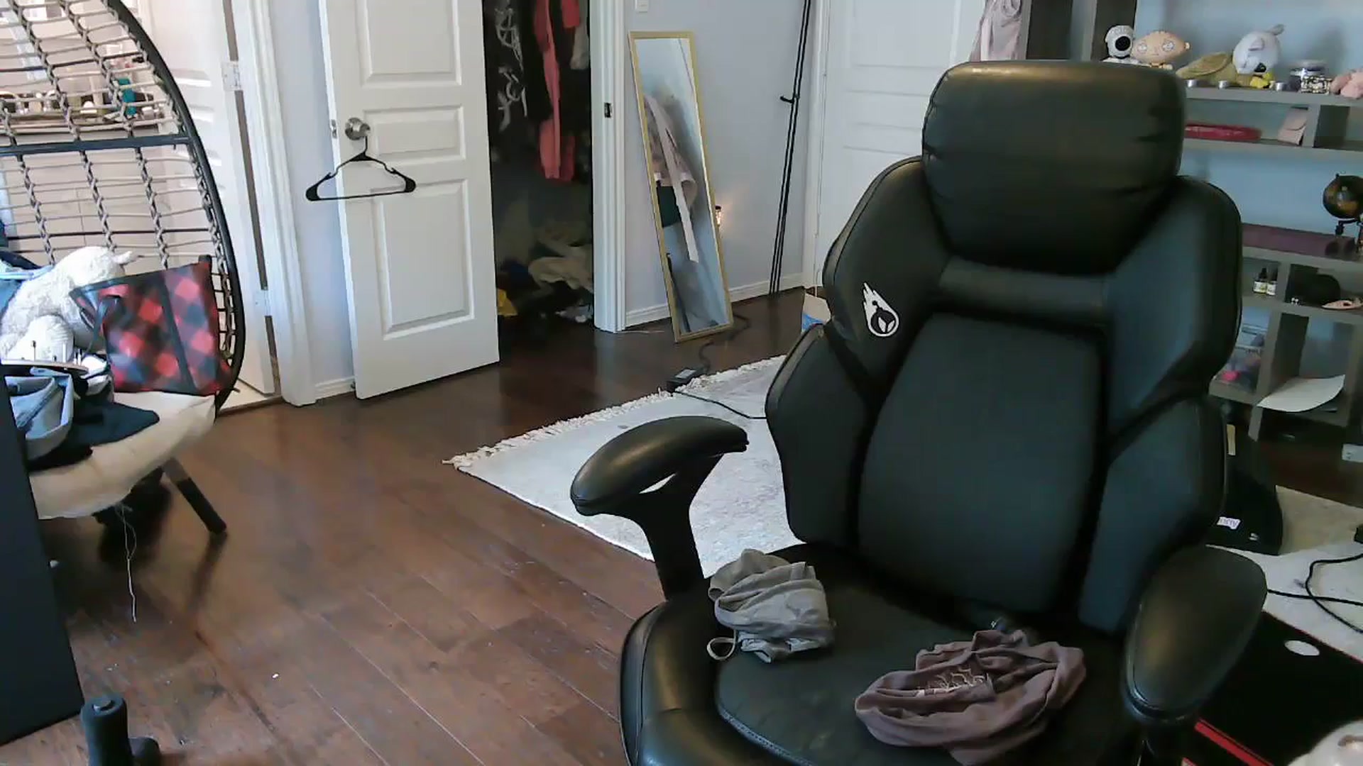Gallery image thumbnail from Bunnydathug's myfreecams stream on, 09/17/2023, 17:43 image 5 of 20