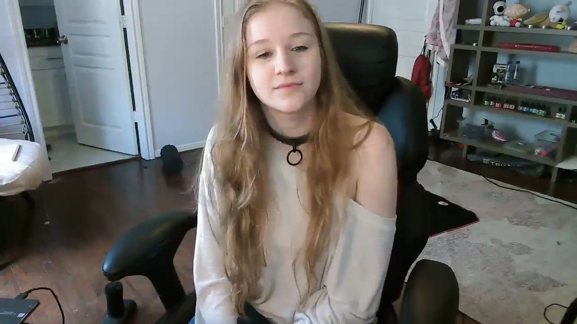 Gallery image thumbnail from Bunnydathug's myfreecams stream on, 09/19/2023, 19:01 image 17 of 20