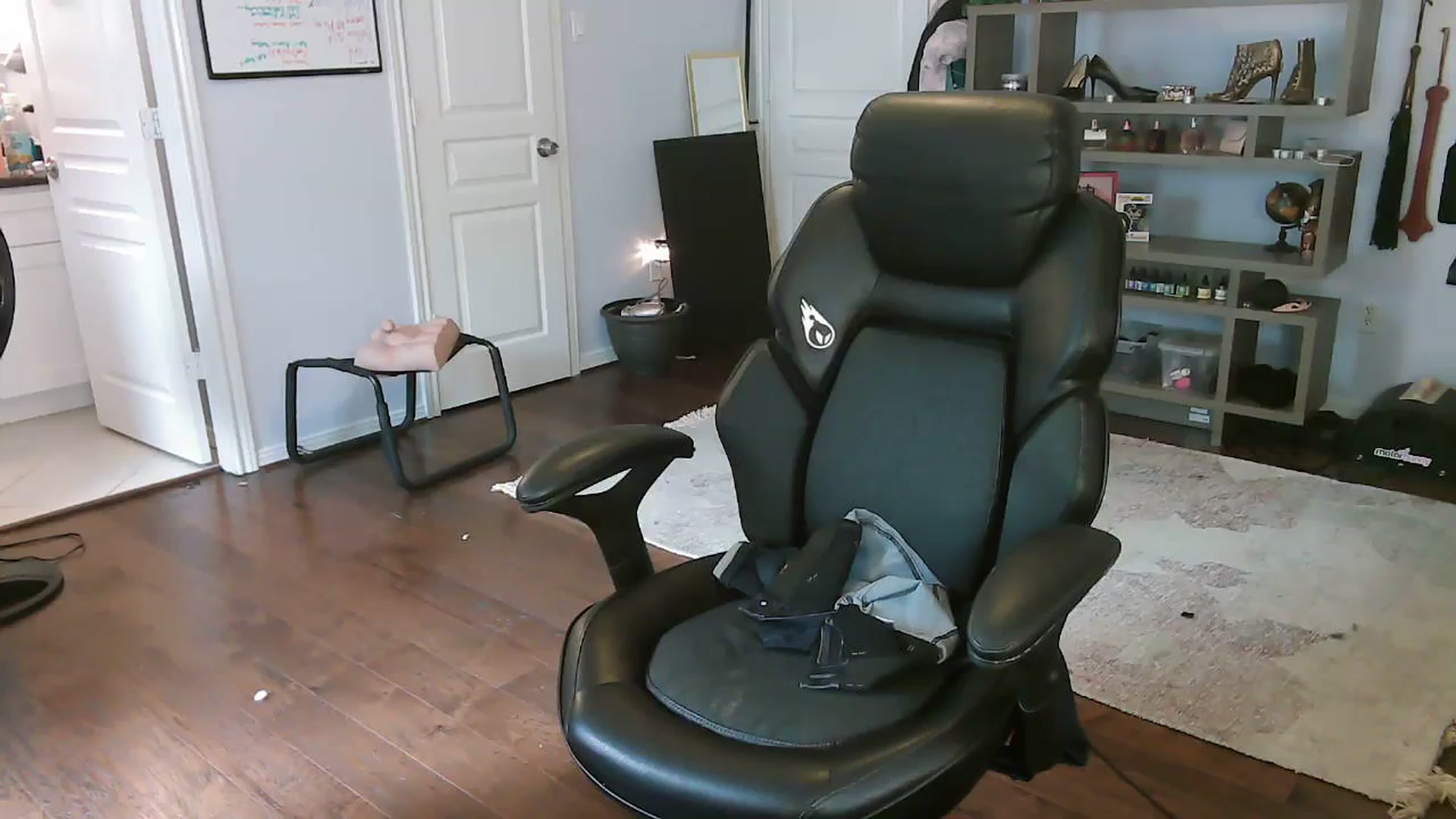 Gallery image thumbnail from Bunnydathug's myfreecams stream on, 10/04/2023, 16:40 image 3 of 20