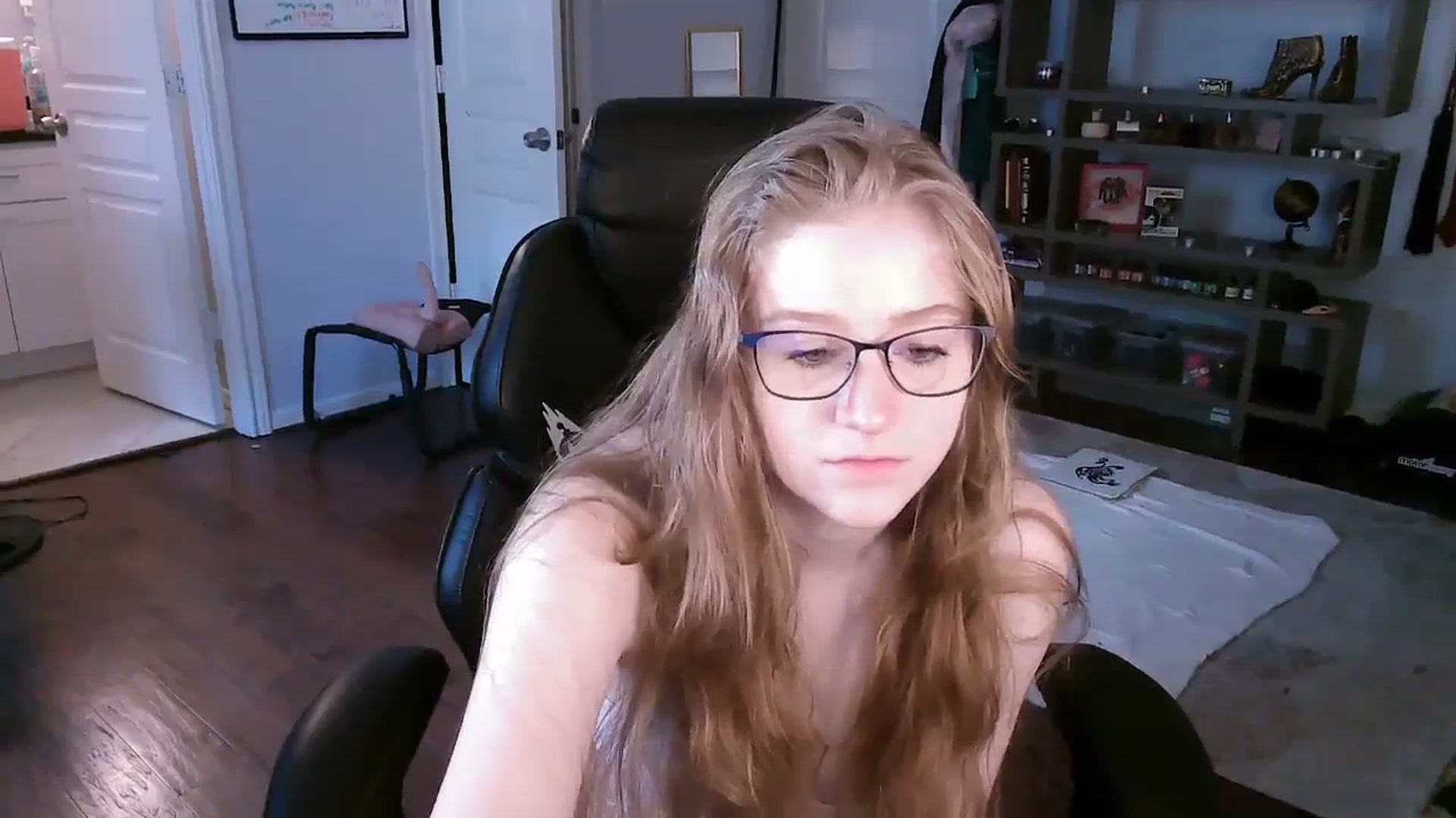 Gallery image thumbnail from Bunnydathug's myfreecams stream on, 10/08/2023, 18:03 image 17 of 20