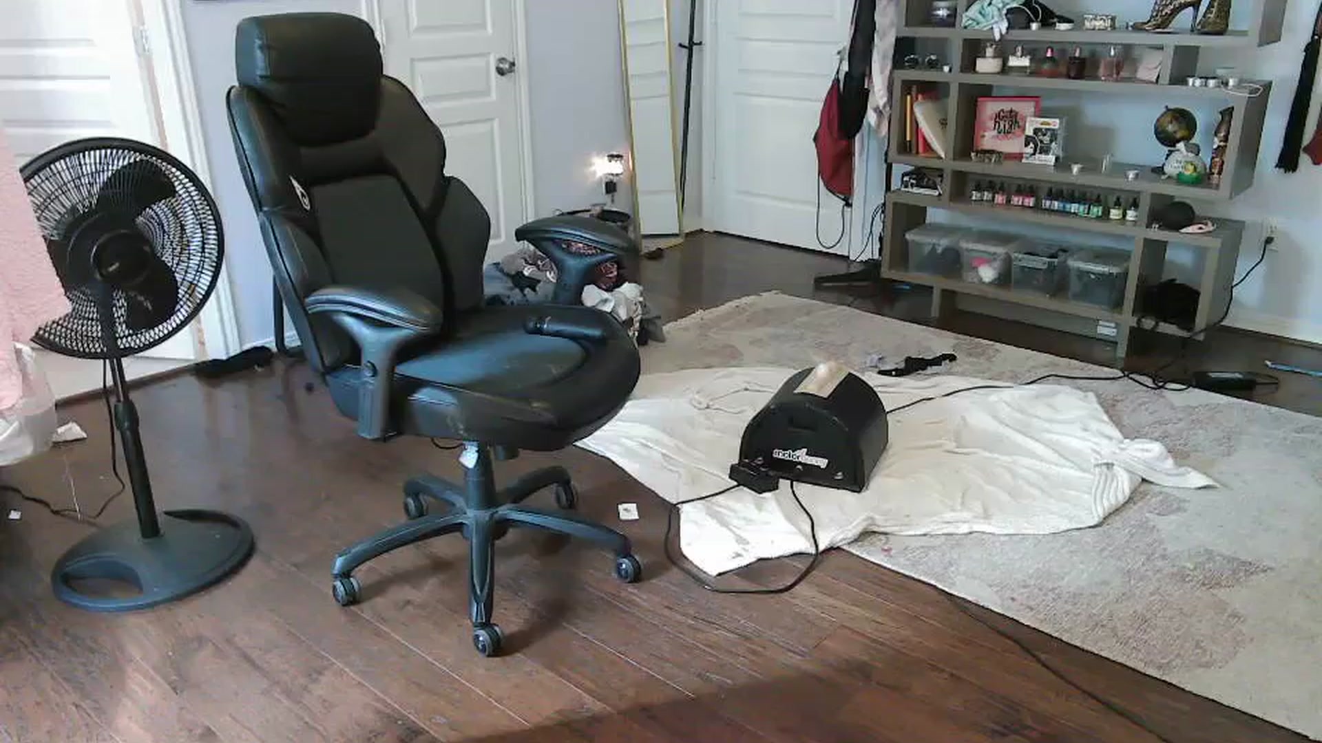 Gallery image thumbnail from Bunnydathug's myfreecams stream on, 10/16/2023, 15:32 image 4 of 20