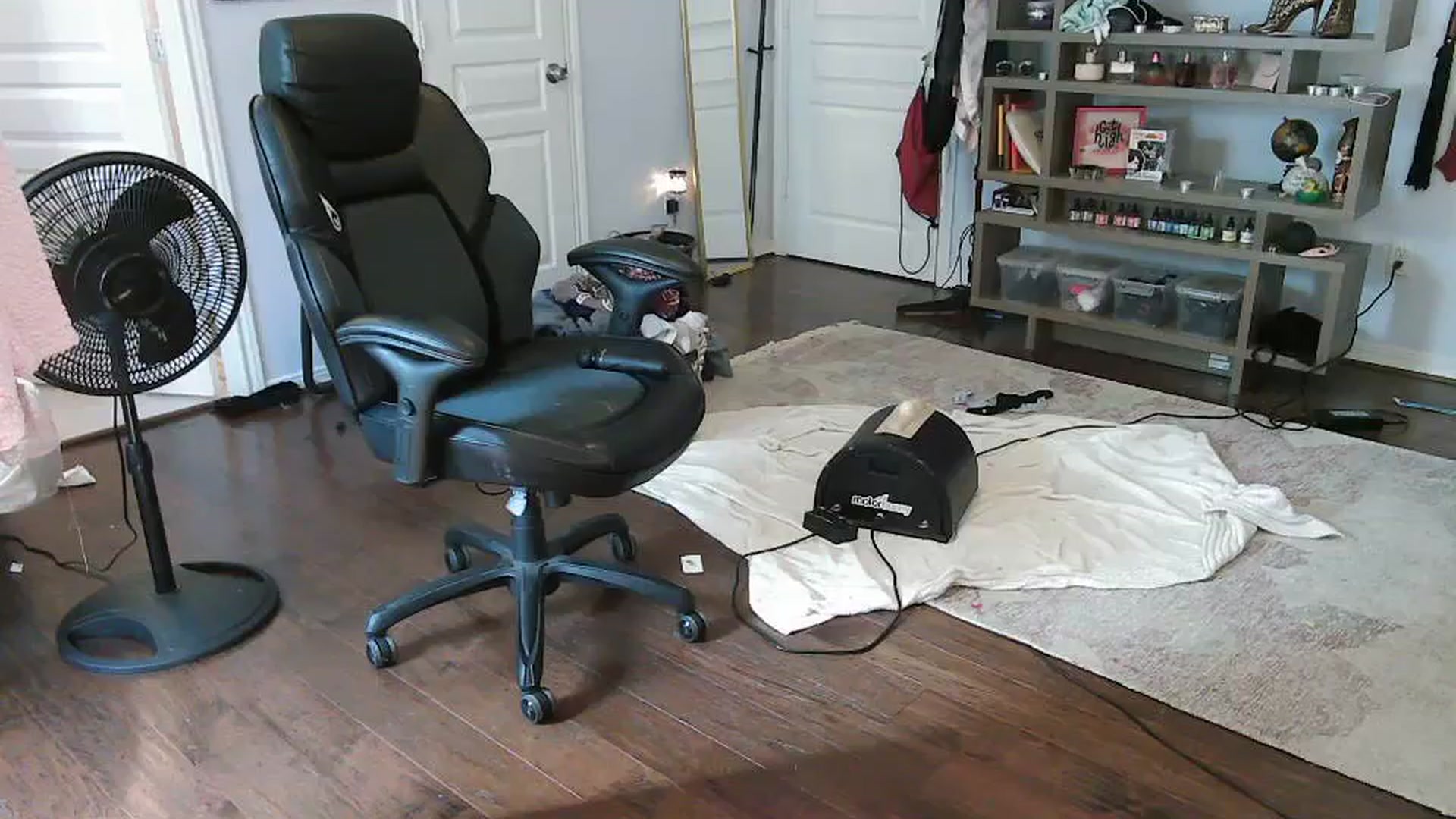 Gallery image thumbnail from Bunnydathug's myfreecams stream on, 10/16/2023, 15:32 image 5 of 20
