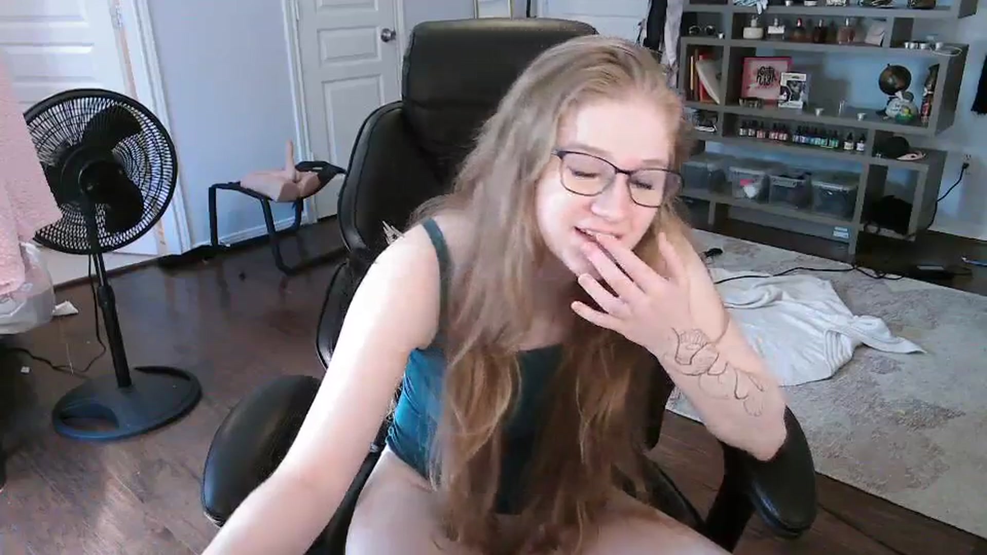 Gallery image thumbnail from Bunnydathug's myfreecams stream on, 10/16/2023, 15:32 image 15 of 20