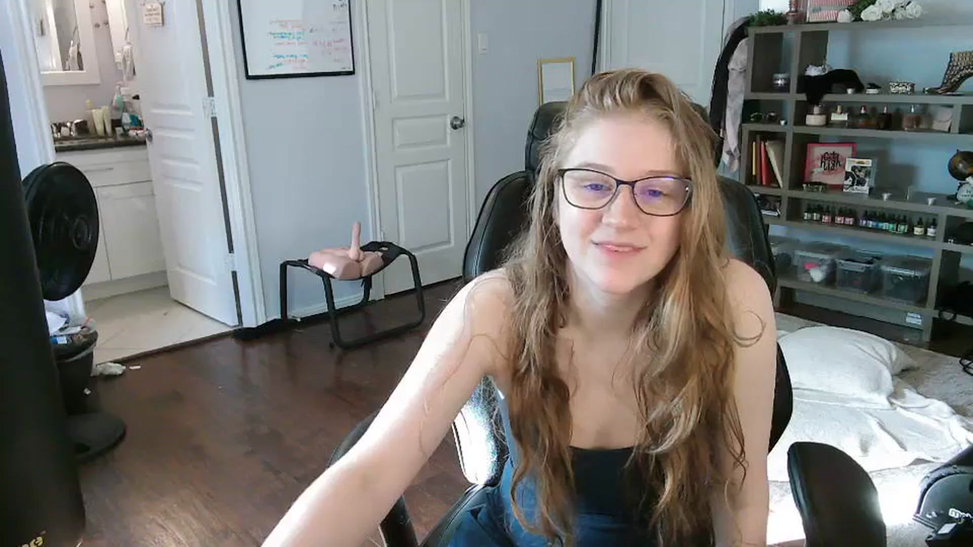 Gallery image thumbnail from Bunnydathug's myfreecams stream on, 10/18/2023, 14:51 image 3 of 20