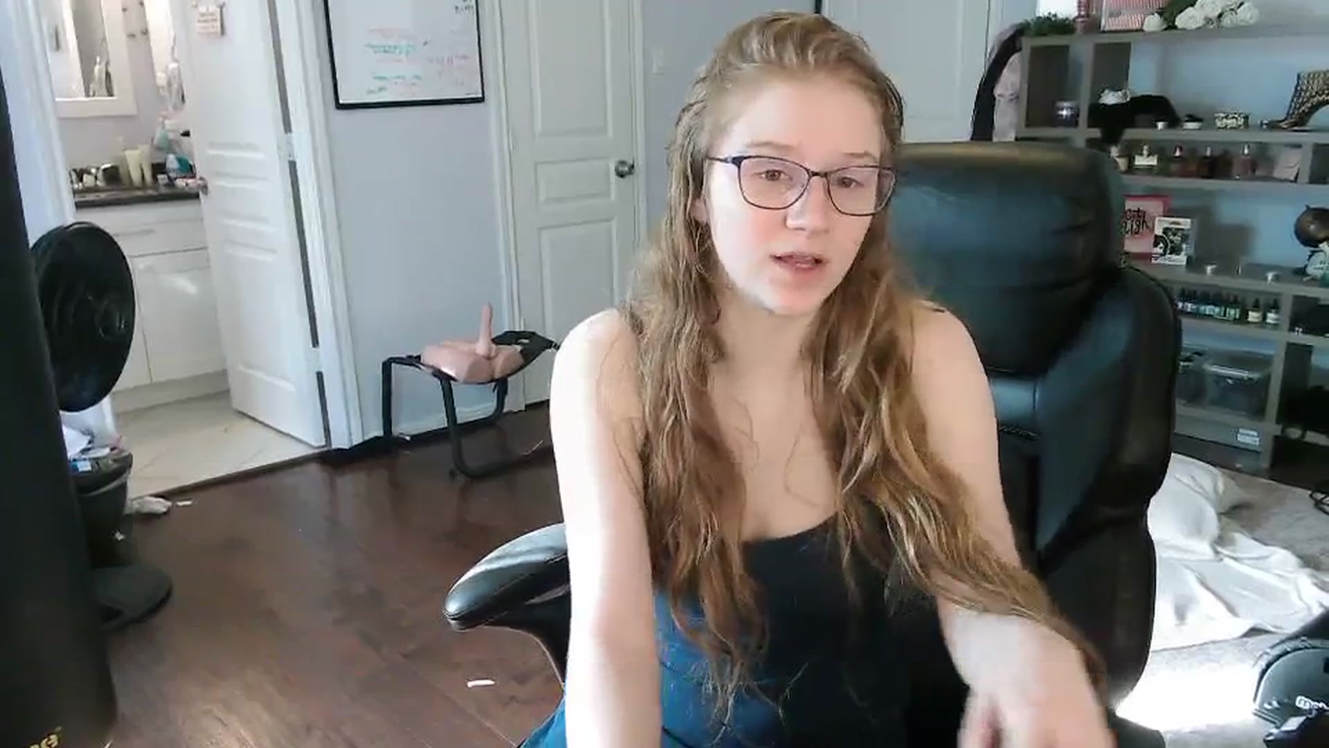 Gallery image thumbnail from Bunnydathug's myfreecams stream on, 10/18/2023, 14:51 image 6 of 20