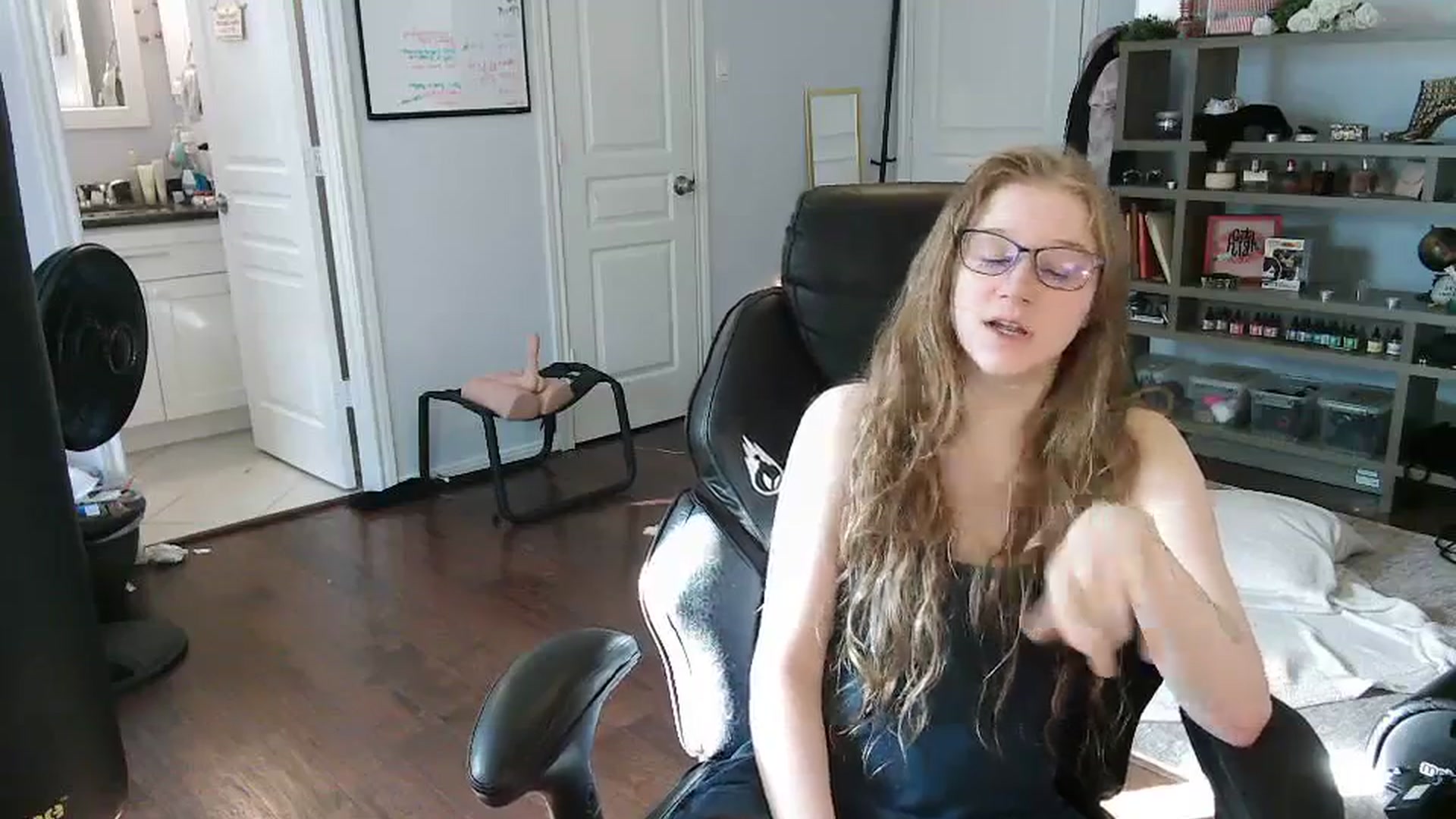 Gallery image thumbnail from Bunnydathug's myfreecams stream on, 10/18/2023, 14:51 image 11 of 20