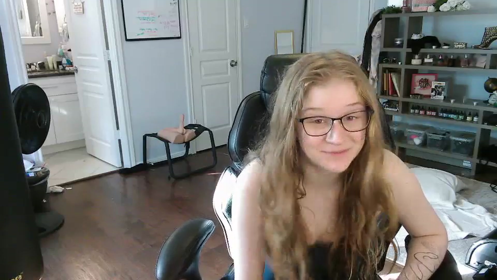 Gallery image thumbnail from Bunnydathug's myfreecams stream on, 10/18/2023, 14:51 image 16 of 20