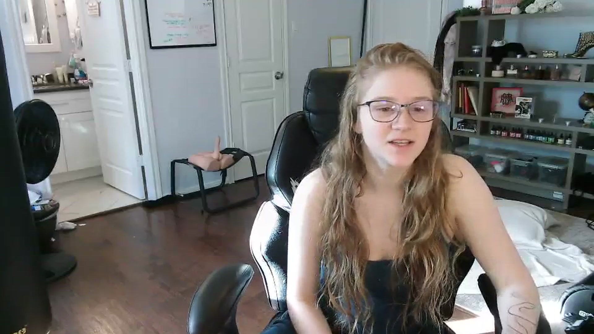 Gallery image thumbnail from Bunnydathug's myfreecams stream on, 10/18/2023, 14:51 image 8 of 20