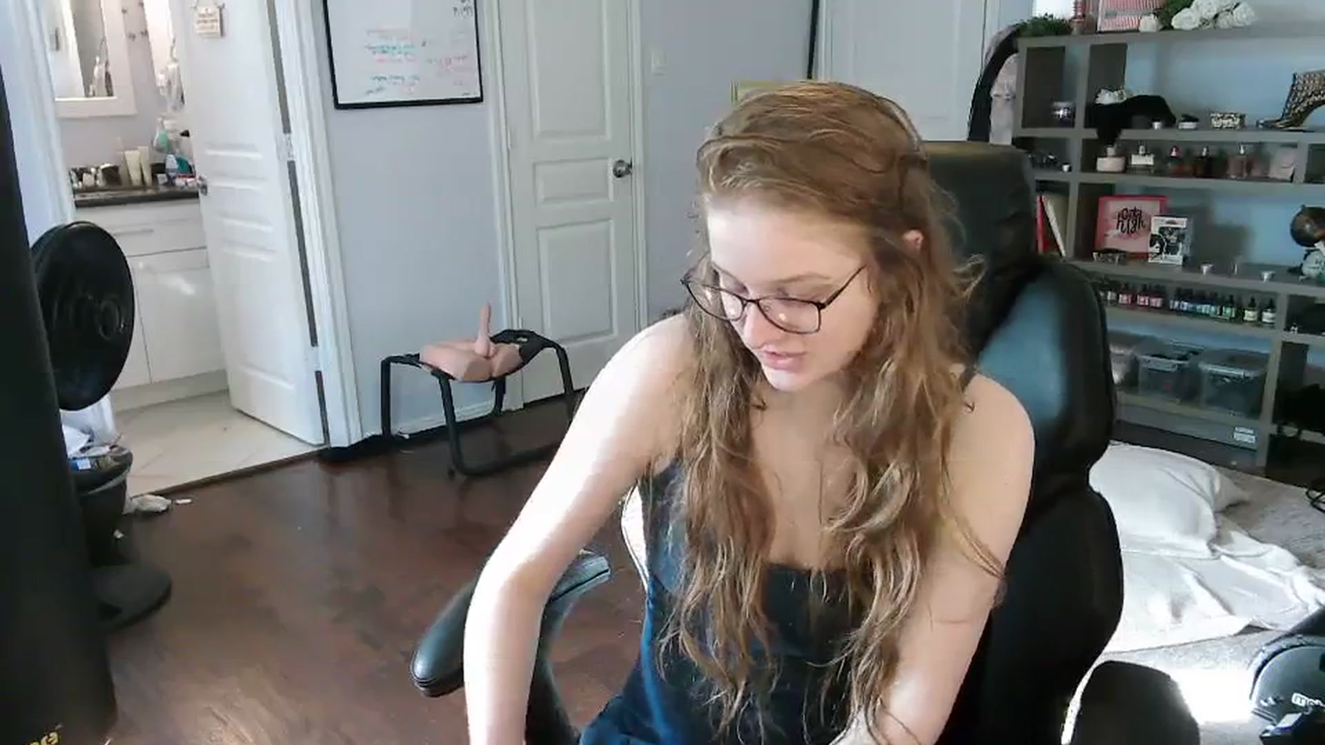 Gallery image thumbnail from Bunnydathug's myfreecams stream on, 10/18/2023, 14:51 image 7 of 20