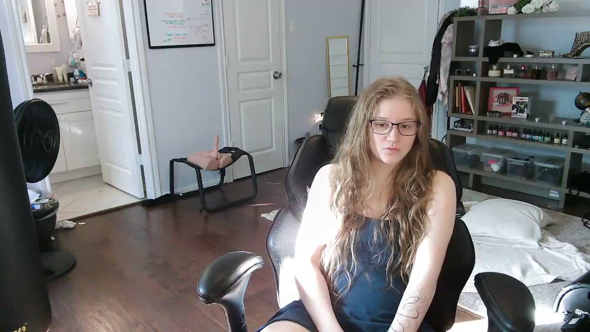Gallery image thumbnail from Bunnydathug's myfreecams stream on, 10/18/2023, 14:51 image 13 of 20