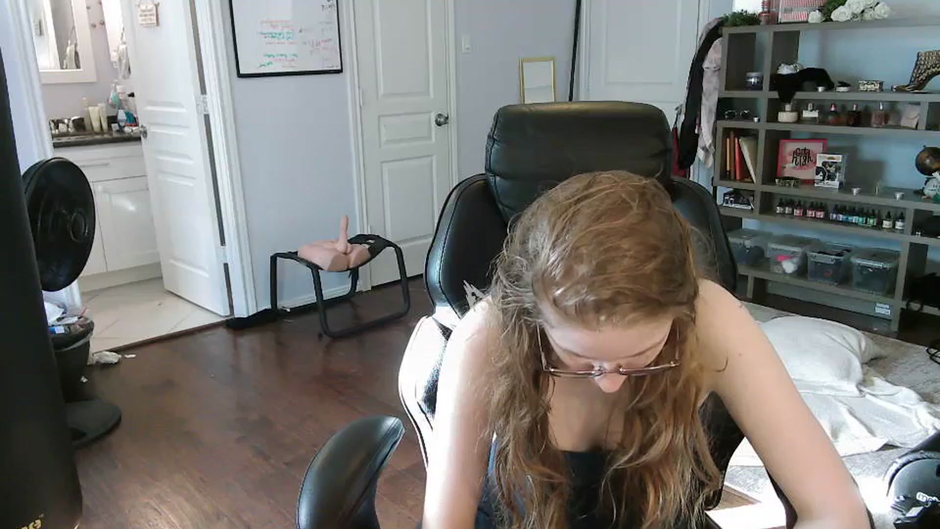 Gallery image thumbnail from Bunnydathug's myfreecams stream on, 10/18/2023, 14:51 image 9 of 20