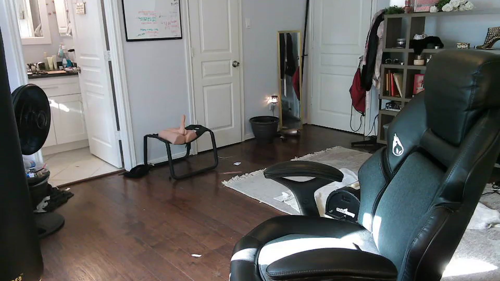 Gallery image thumbnail from Bunnydathug's myfreecams stream on, 10/19/2023, 15:15 image 3 of 20
