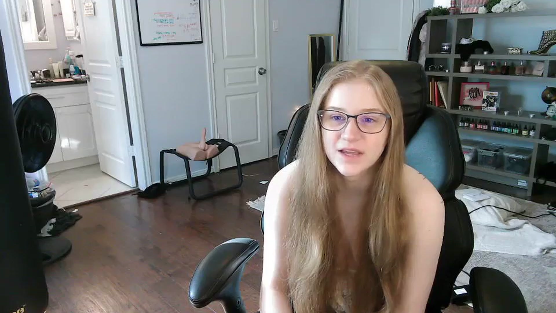 Gallery image thumbnail from Bunnydathug's myfreecams stream on, 10/19/2023, 15:15 image 11 of 20