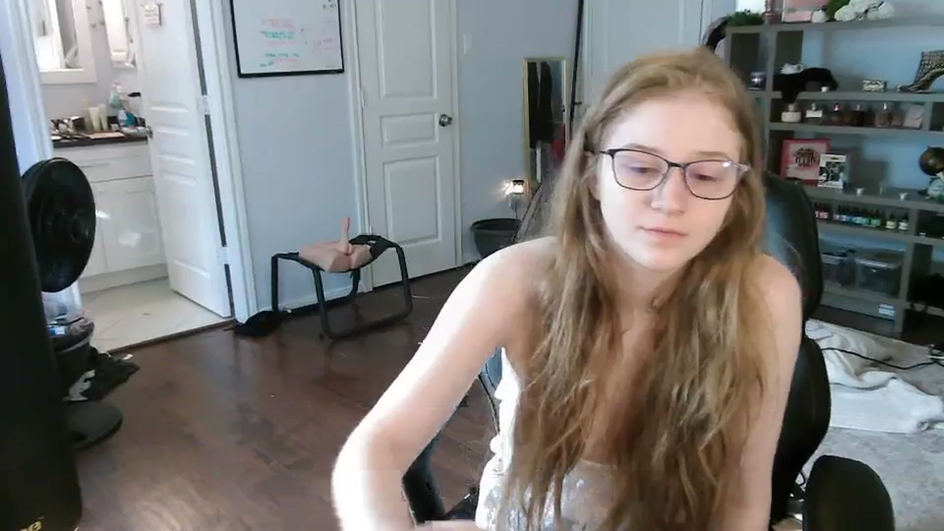 Gallery image thumbnail from Bunnydathug's myfreecams stream on, 10/19/2023, 15:15 image 8 of 20