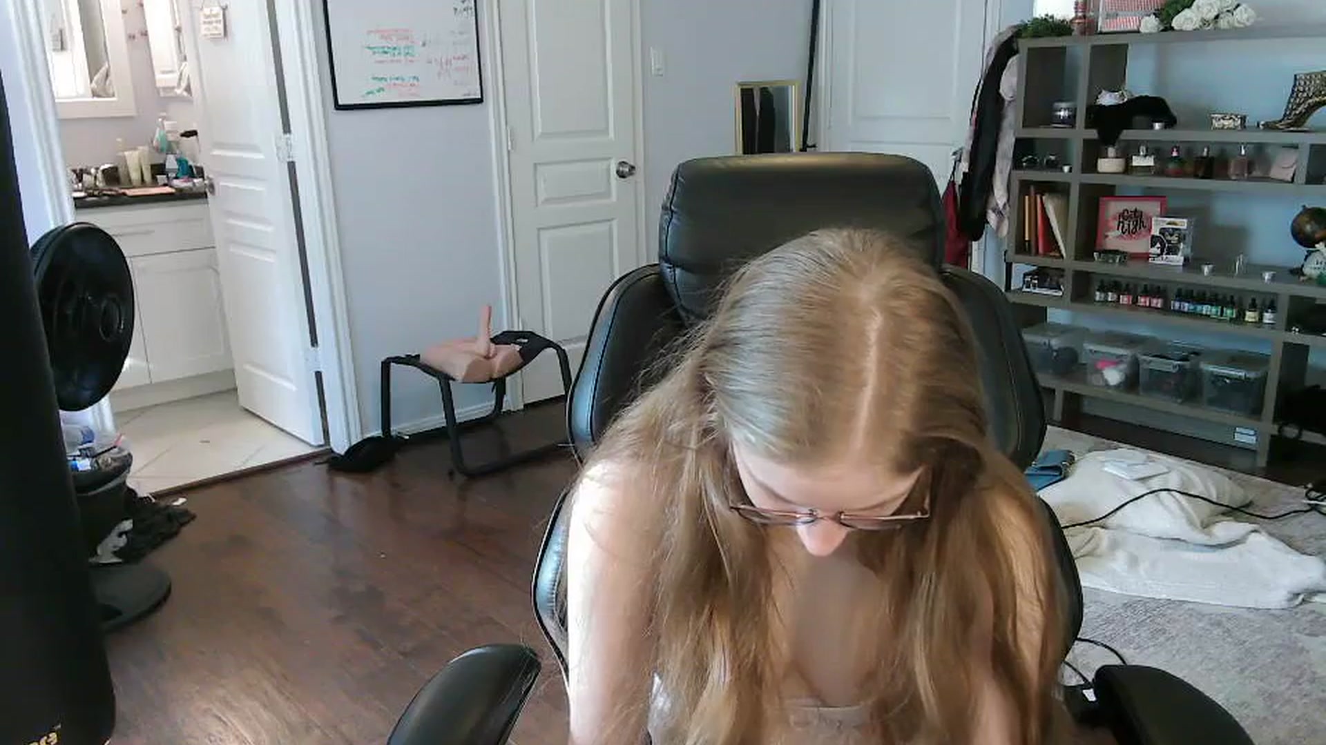 Gallery image thumbnail from Bunnydathug's myfreecams stream on, 10/19/2023, 15:15 image 18 of 20