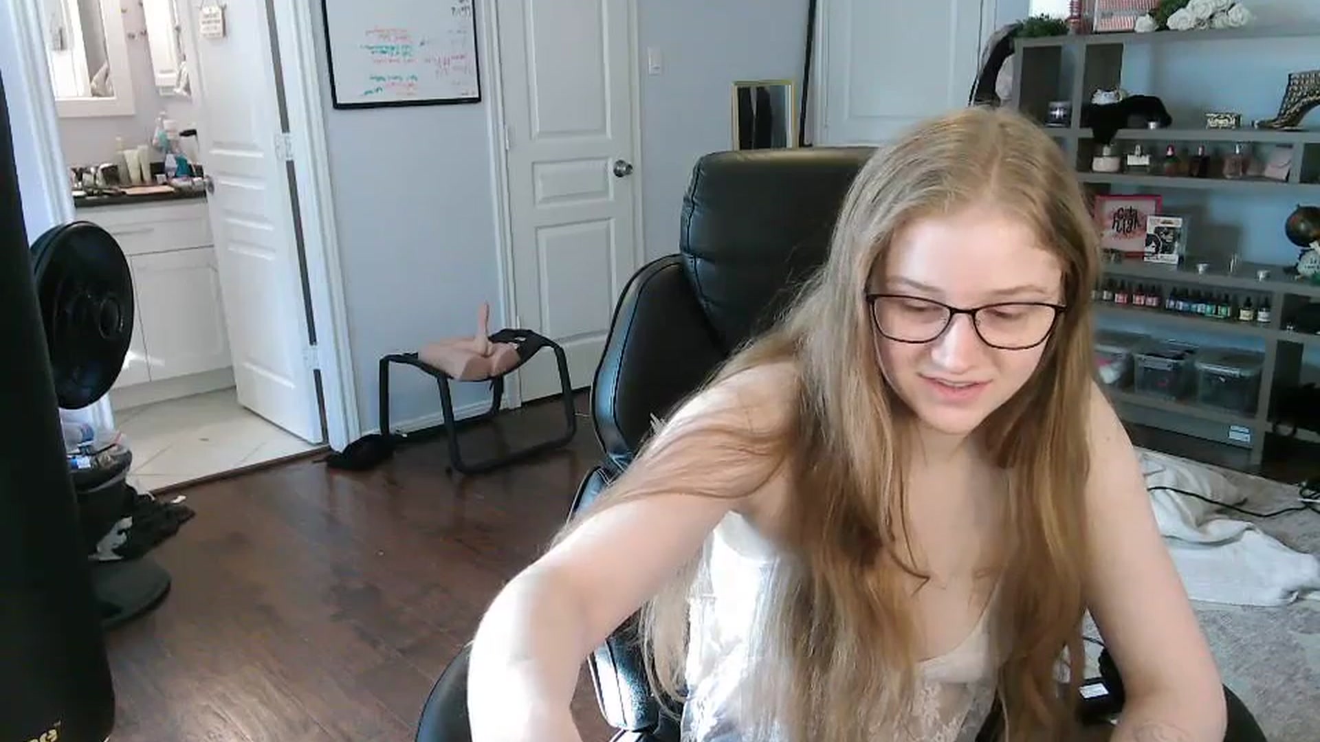 Gallery image thumbnail from Bunnydathug's myfreecams stream on, 10/19/2023, 15:15 image 17 of 20