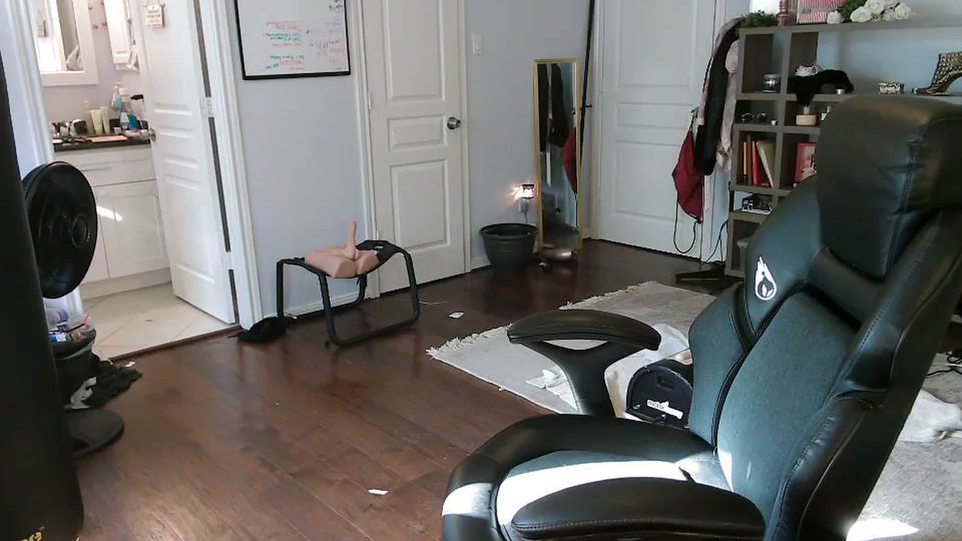 Gallery image thumbnail from Bunnydathug's myfreecams stream on, 10/19/2023, 15:15 image 6 of 20