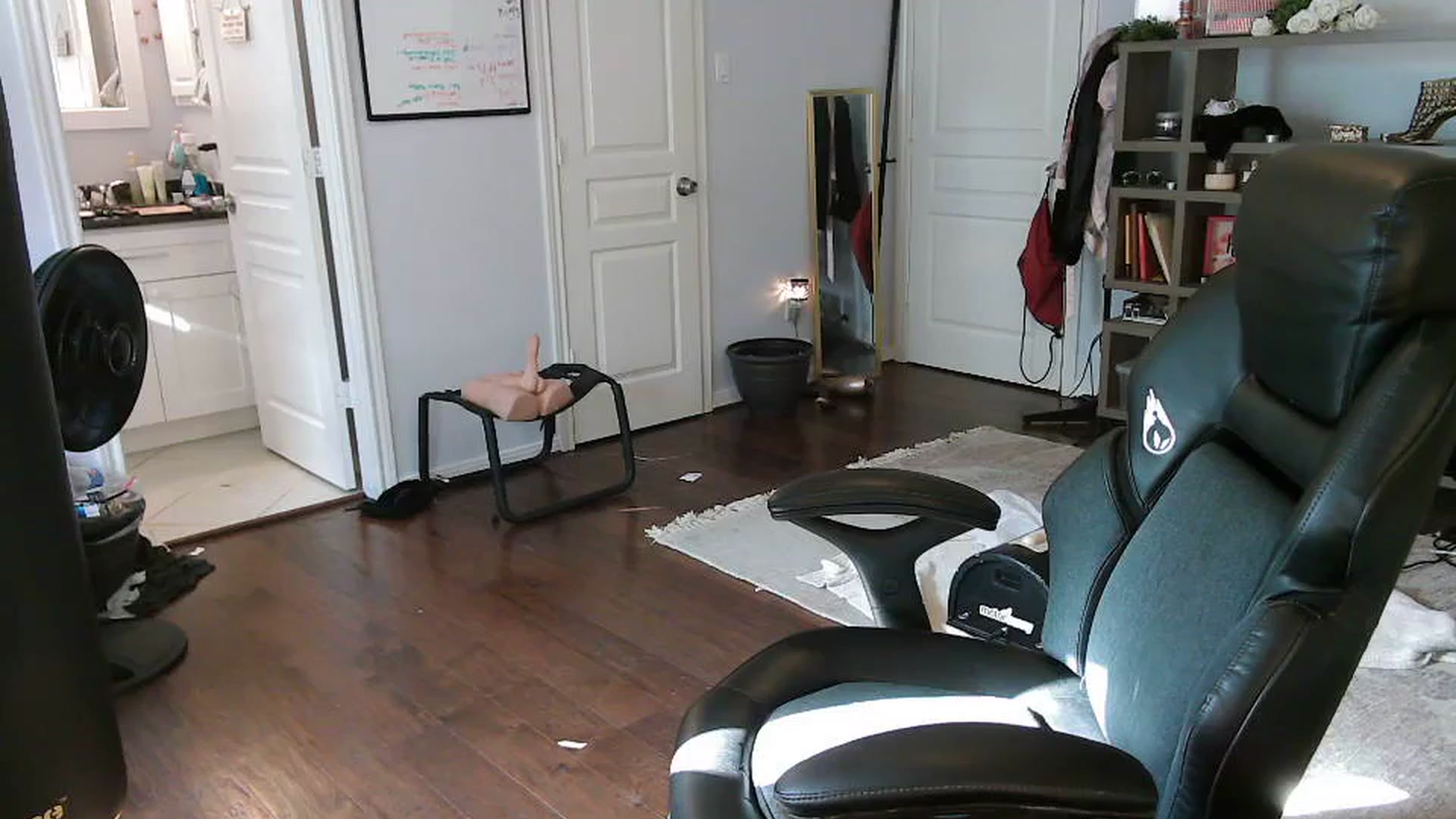 Gallery image thumbnail from Bunnydathug's myfreecams stream on, 10/19/2023, 15:15 image 5 of 20