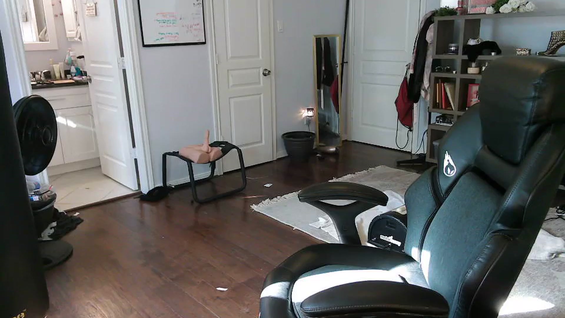 Gallery image thumbnail from Bunnydathug's myfreecams stream on, 10/19/2023, 15:15 image 4 of 20
