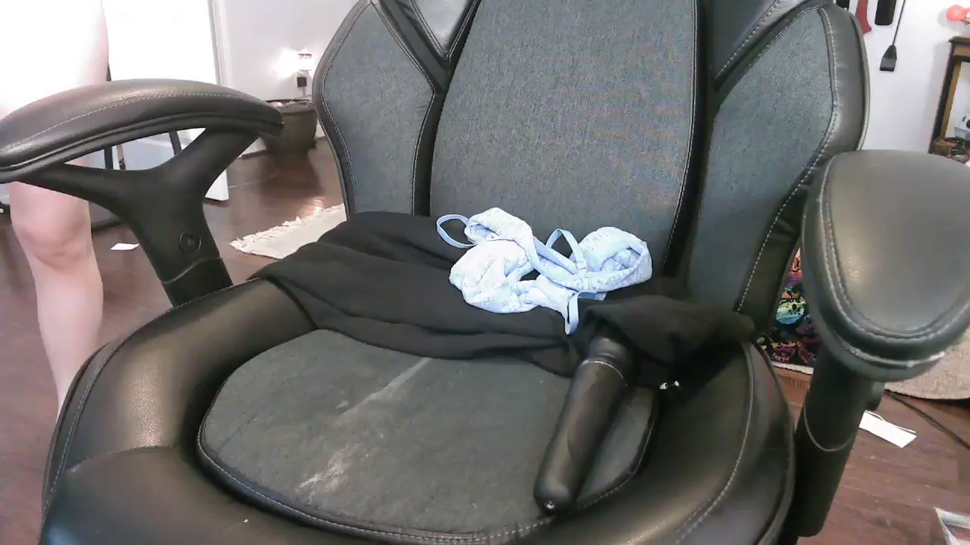 Gallery image thumbnail from Bunnydathug's myfreecams stream on, 10/25/2023, 16:27 image 7 of 20