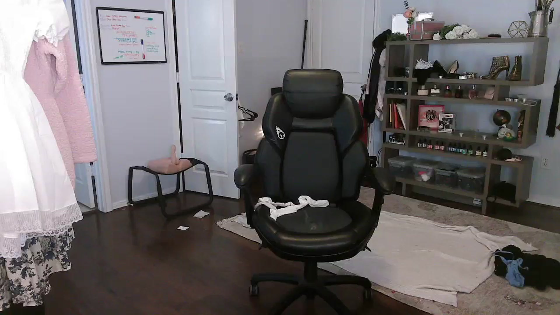Gallery image thumbnail from Bunnydathug's myfreecams stream on, 10/25/2023, 19:53 image 1 of 20