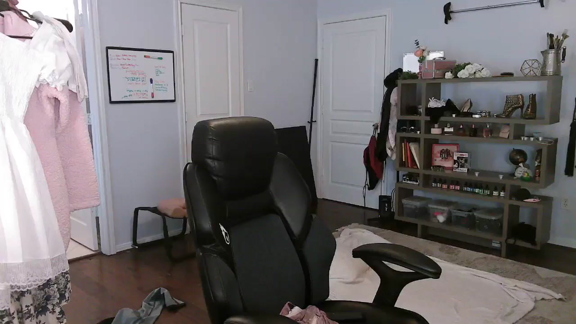 Gallery image thumbnail from Bunnydathug's myfreecams stream on, 10/26/2023, 16:34 image 12 of 20