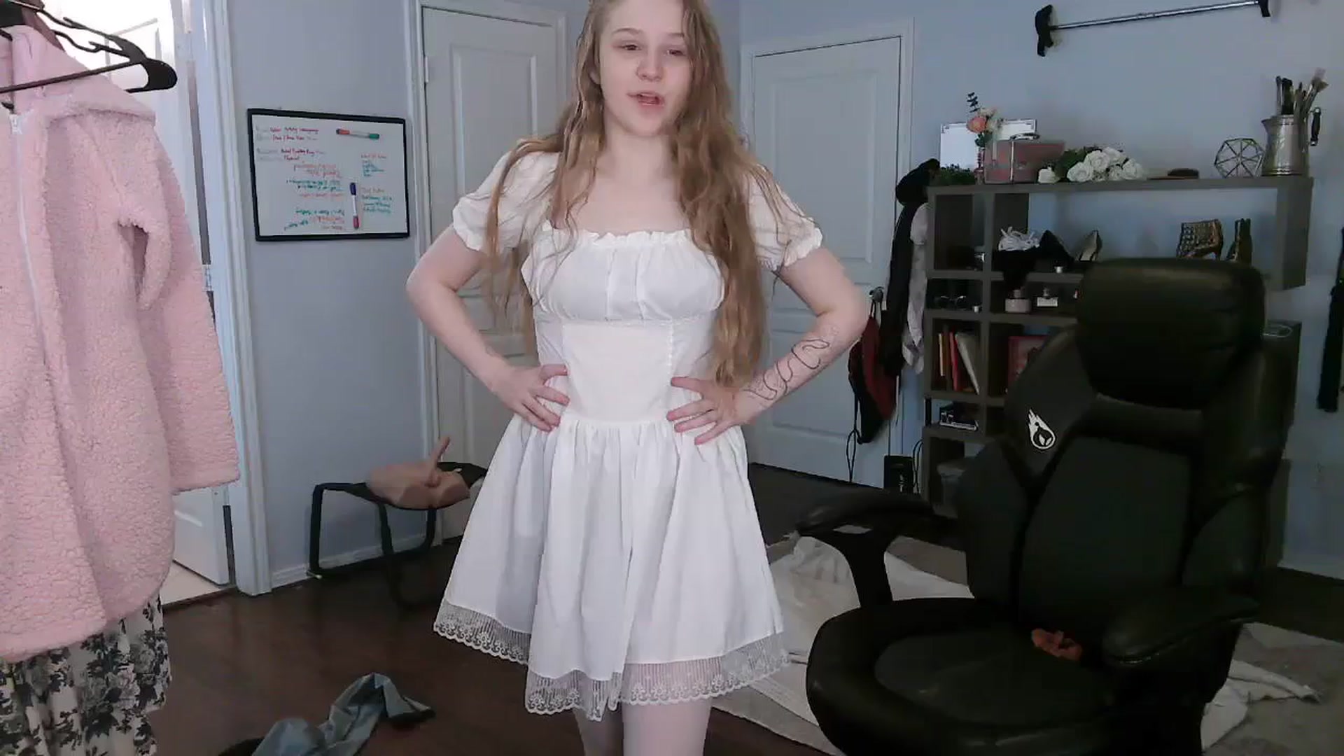 Gallery image thumbnail from Bunnydathug's myfreecams stream on, 10/26/2023, 16:34 image 17 of 20
