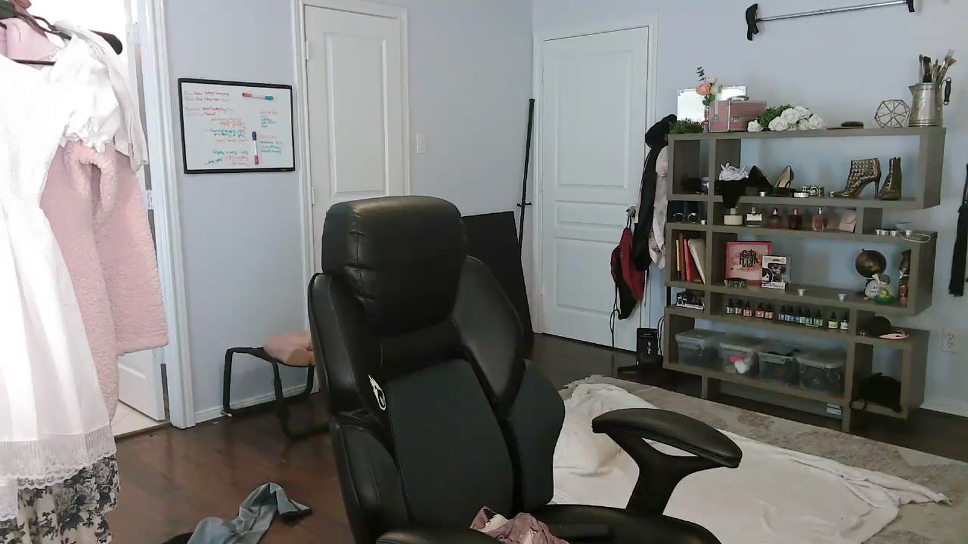 Gallery image thumbnail from Bunnydathug's myfreecams stream on, 10/26/2023, 16:34 image 10 of 20