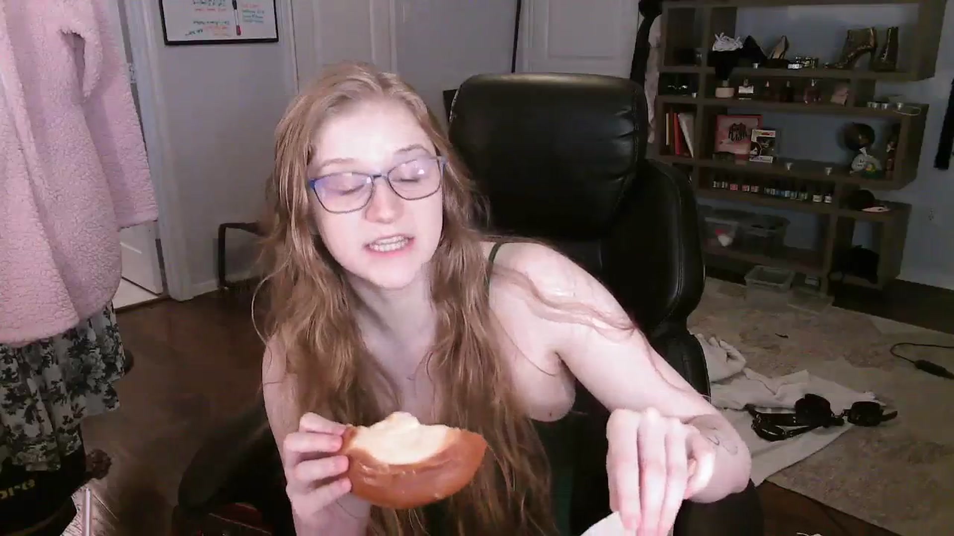 Gallery image thumbnail from Bunnydathug's myfreecams stream on, 10/26/2023, 19:19 image 17 of 20