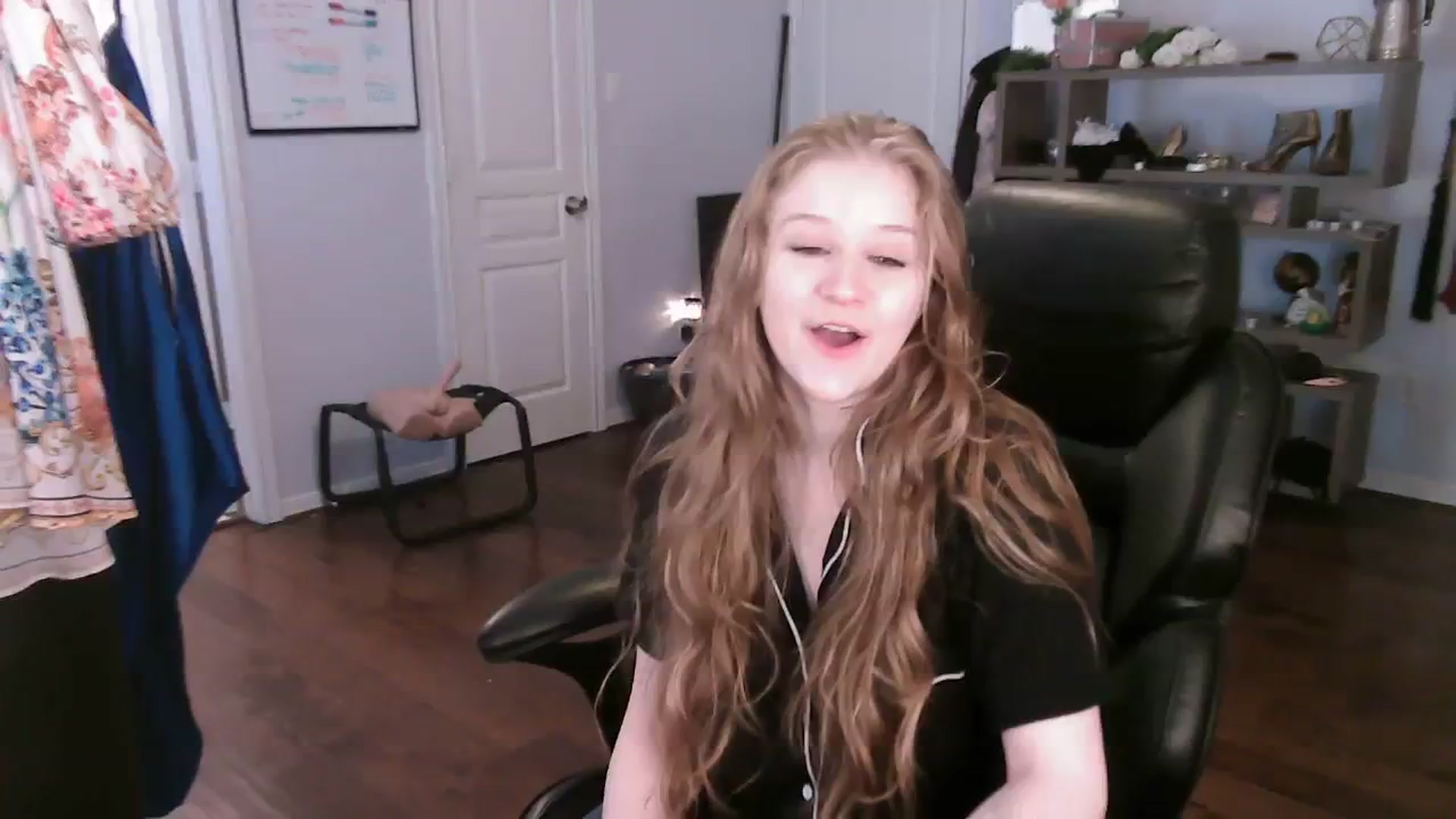 Gallery image thumbnail from Bunnydathug's myfreecams stream on, 10/29/2023, 20:08 image 1 of 20