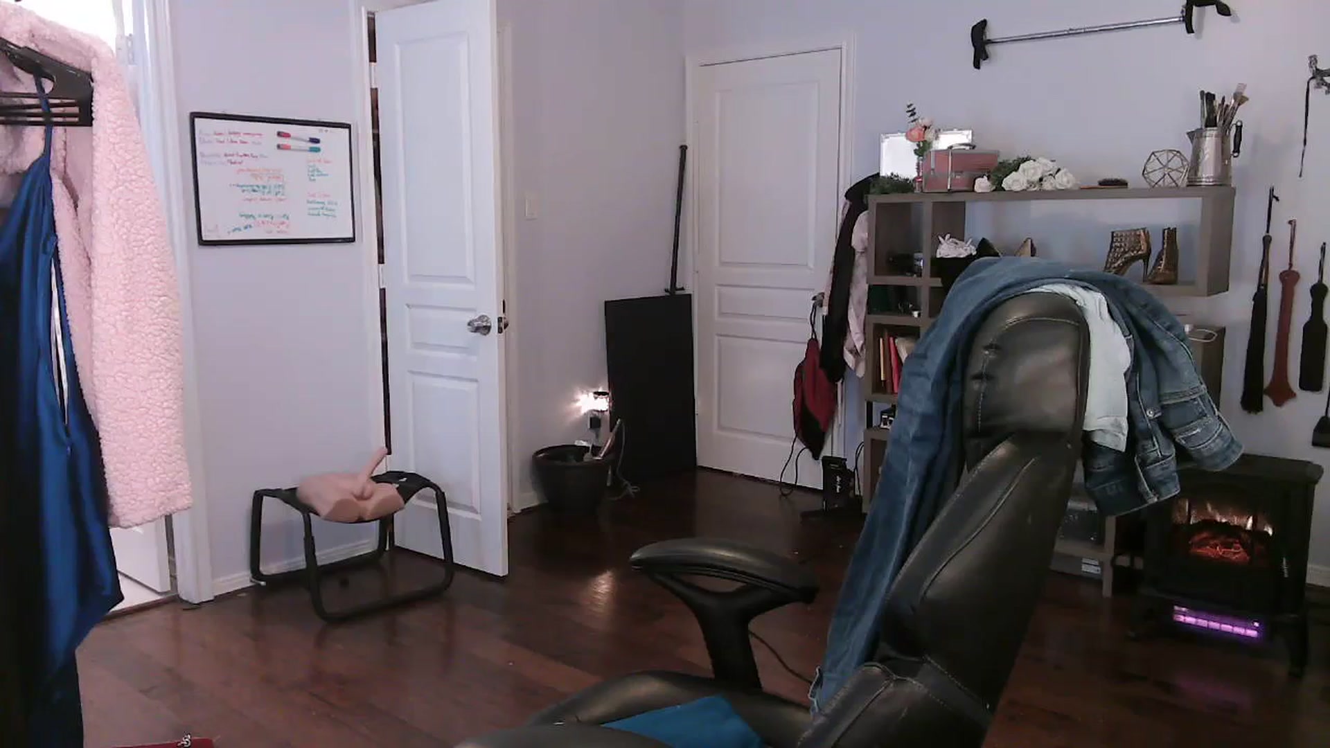 Gallery image thumbnail from Bunnydathug's myfreecams stream on, 10/31/2023, 17:25 image 10 of 20